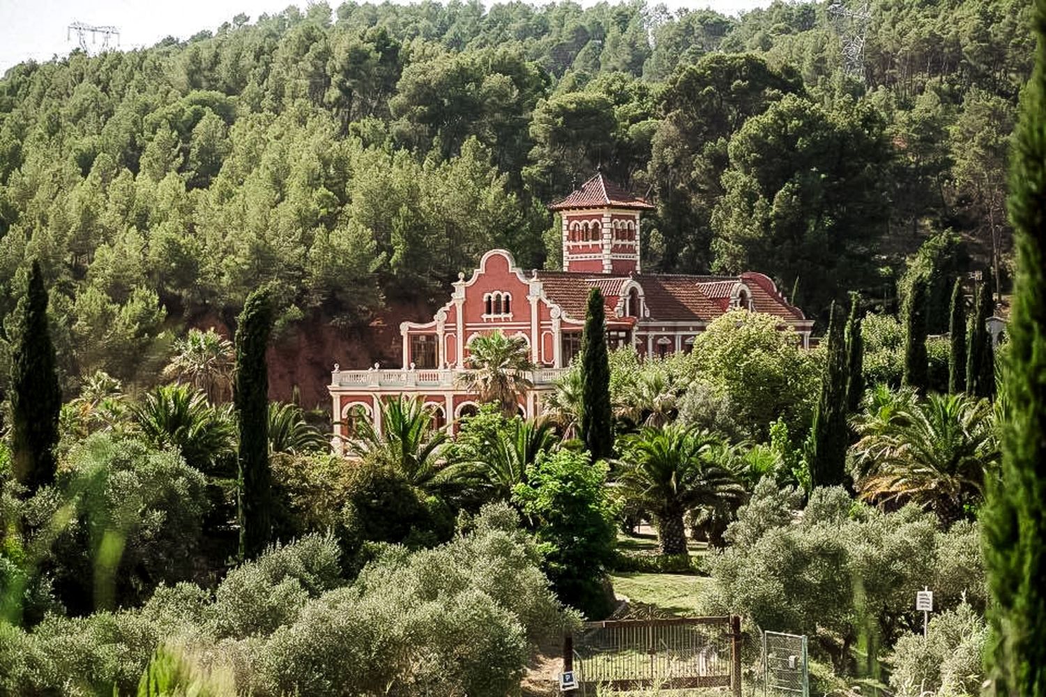 Romantic scenery of the gardens of Castell de Ben Viure, a destination wedding venue in Catalonia.