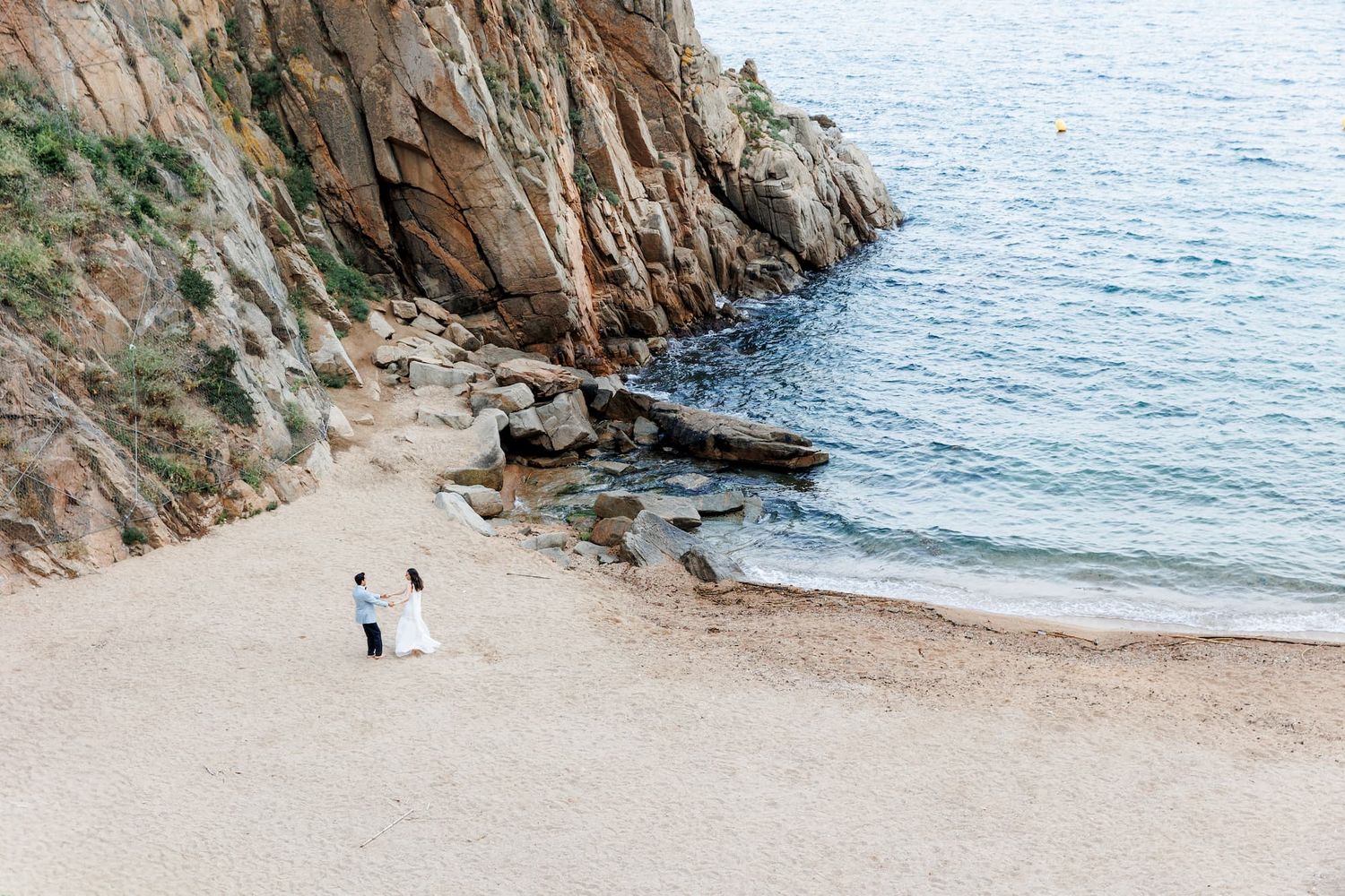 Panoramic photo of a couple waling alogside of the San Pol del Mar beach