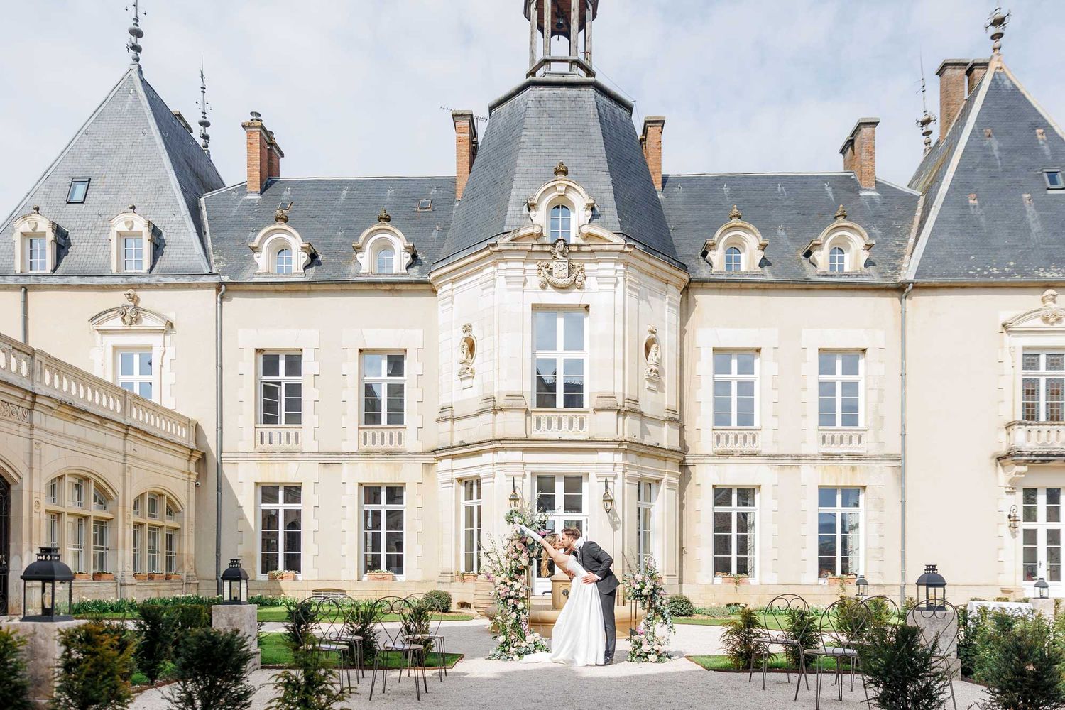 The beautiful editorial photo of the newlyweds sharing a kiss in front of the best wedding venue in Barcelona