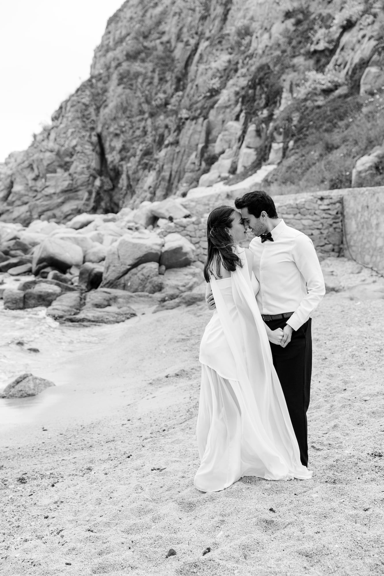 Black and white photo of a couple sharing an intimate moments on the beach of Costa Brava