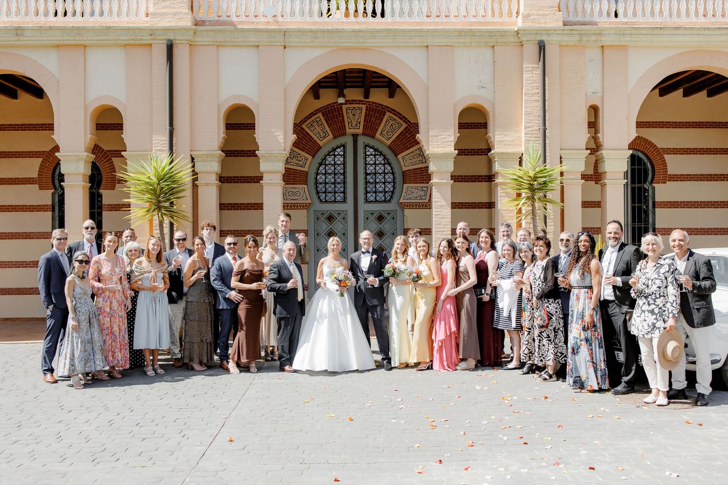 Group portrait of all the guests gathered around the couple