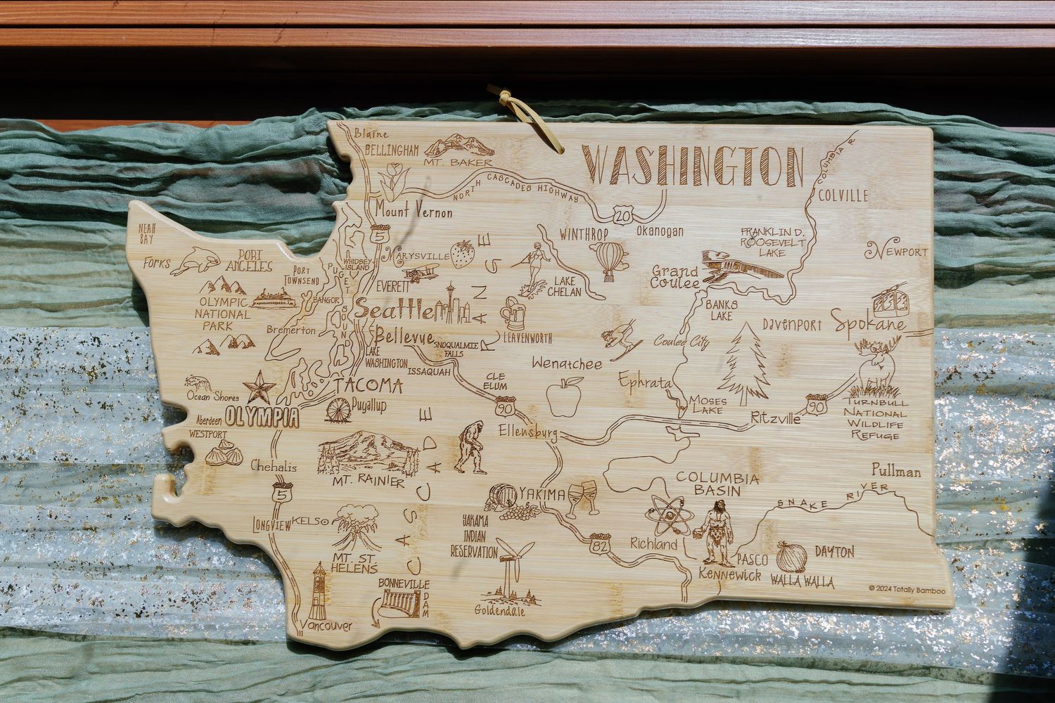 Wooden laser-cut map of Washington state showing cities, landmarks and attractions.