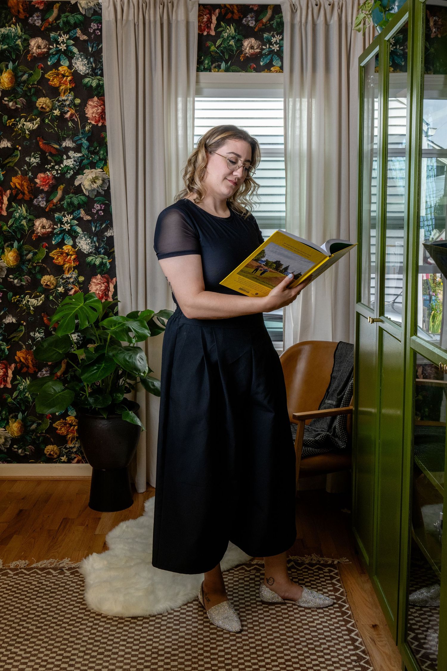 Lifestyle portrait of woman reading book in styled interior, photographed for personal branding and editorial storytelling.