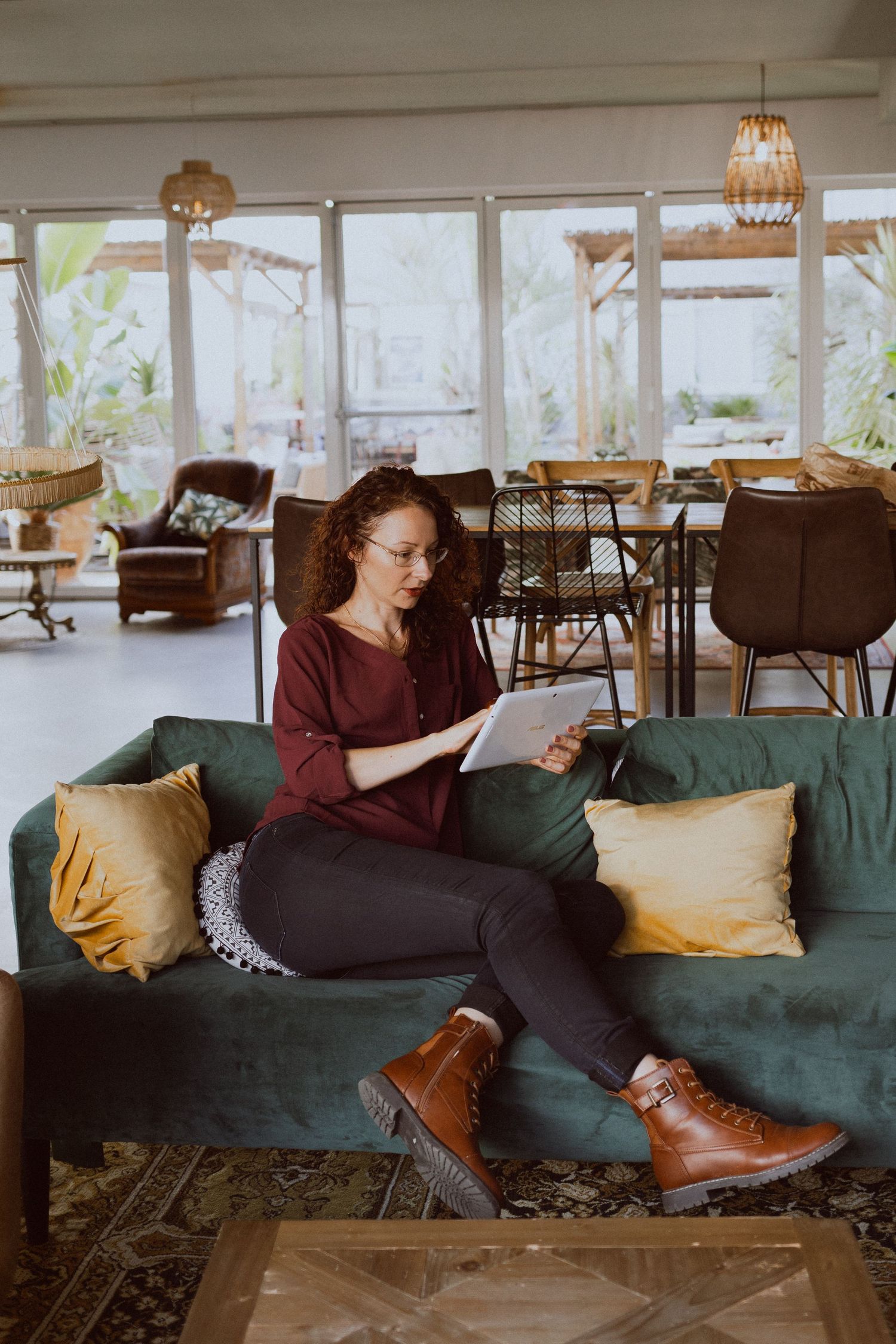 Une graphiste travaille sur son ordinateur, dans un espace de coworking, pendant une séance photo professionnelle à Montpellier.