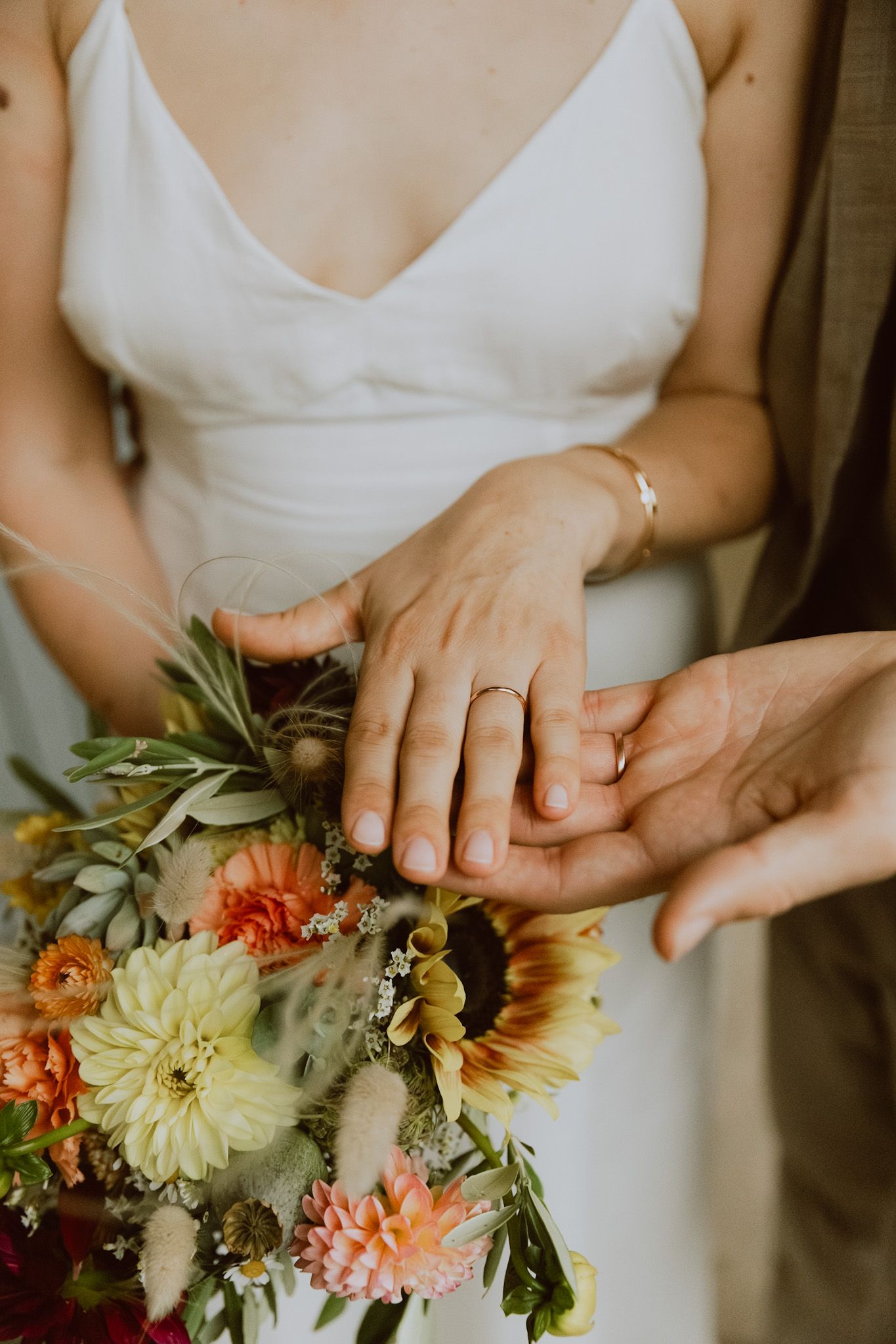 Photo d'alliances de près d'un couple de mariés. Photo par Alice Enrico, photographe Mariage à Montpellier.