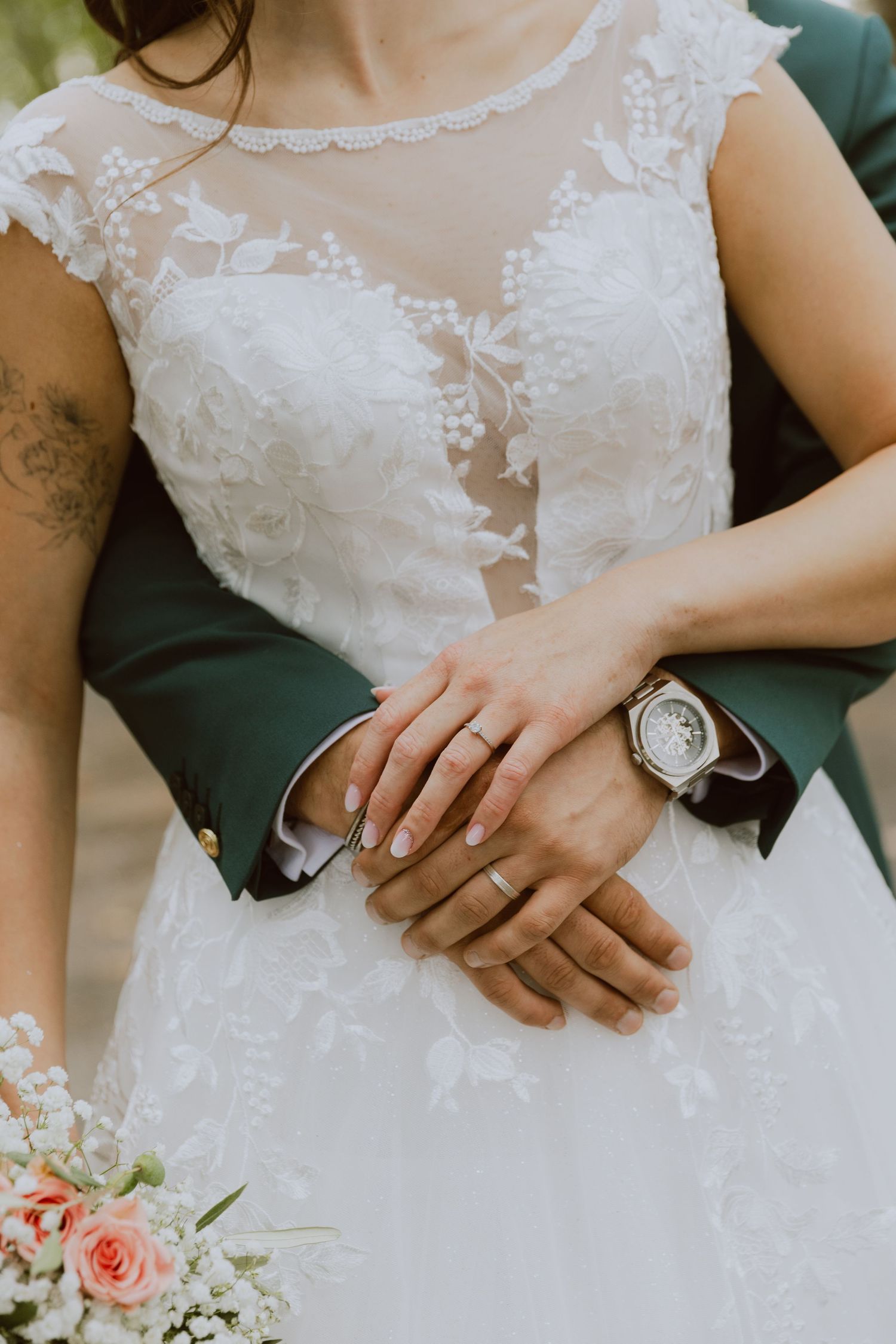 Des mariés se tiennent la main pour montrer leurs alliances. Photo par Alice Enrico, photographe mariage à Montpellier.