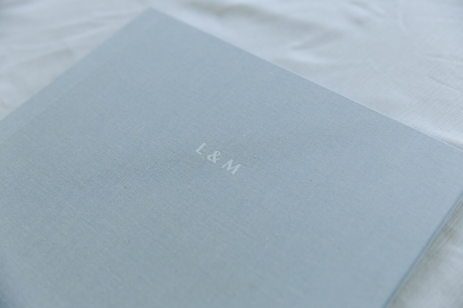 Couverture minimaliste en lin, avec initiales, d'album photo de famille professionnel personnalisé.