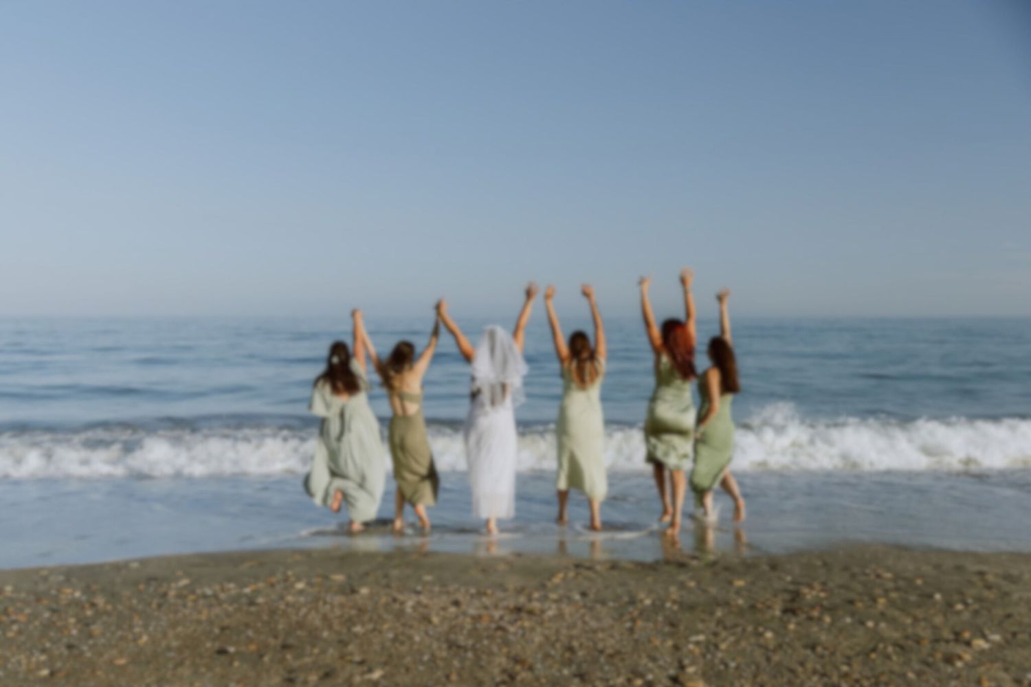 Séance photo EVJF à la plage de Frontignan, amies qui courent ensemble vers la mer