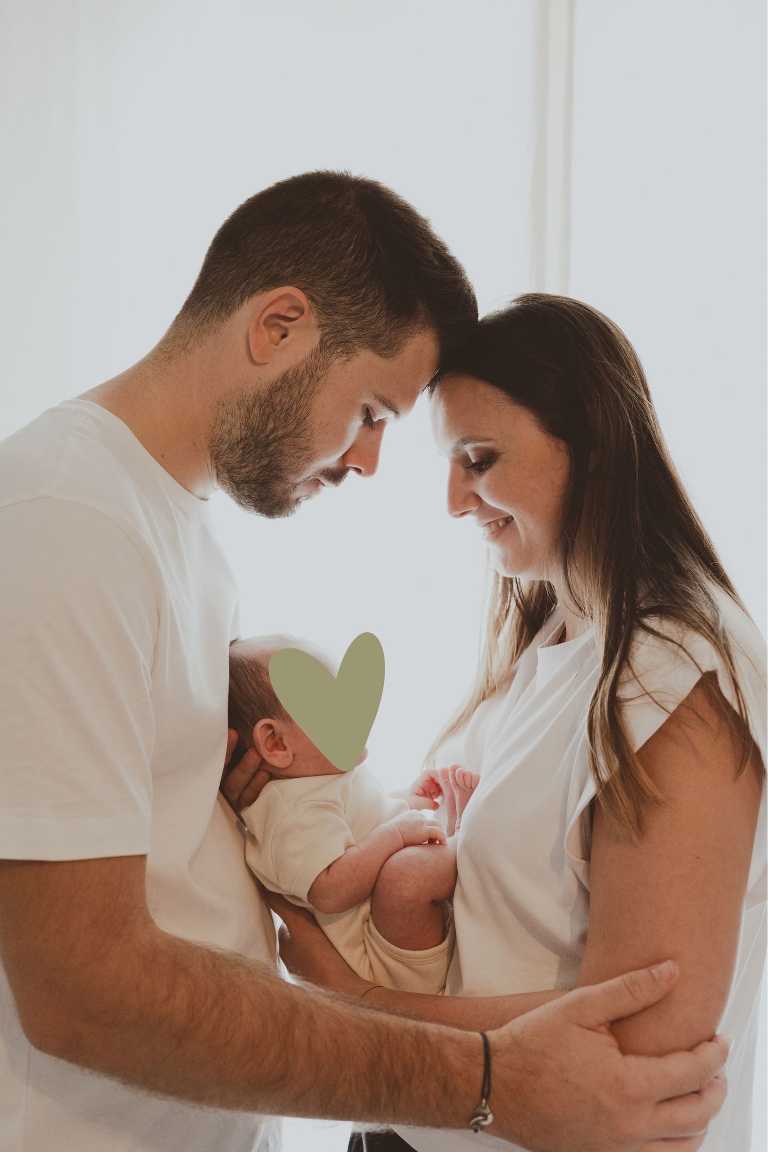 Portrait de jeunes parents avec leur bébé garçon lors d'une séance photo en famille à Montpellier