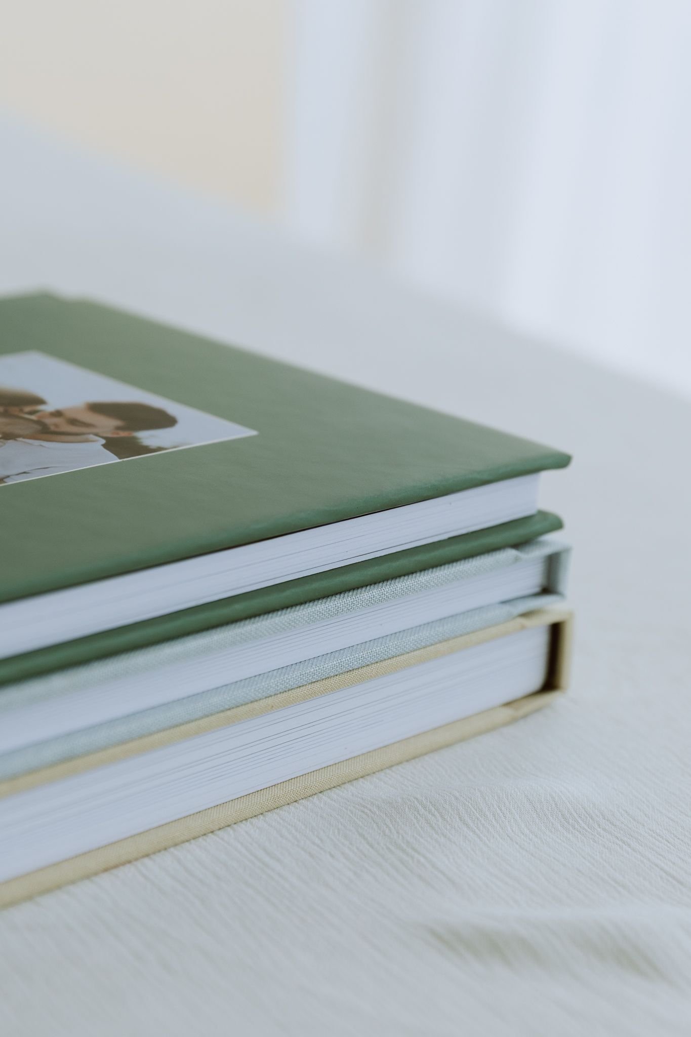 Trois modèles d'albums photo professionnels créés sur mesure chez un fournisseur haut de gamme.
