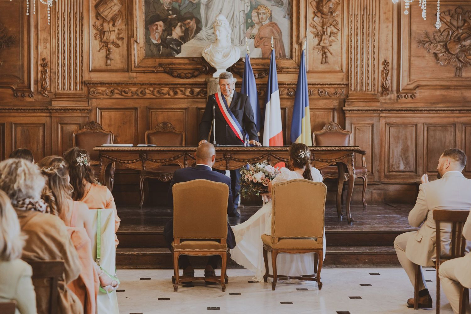 Un couple se marie dans la magnifique mairie de Arles. Photo par Alice Enrico, photographe Mariage à Montpellier.