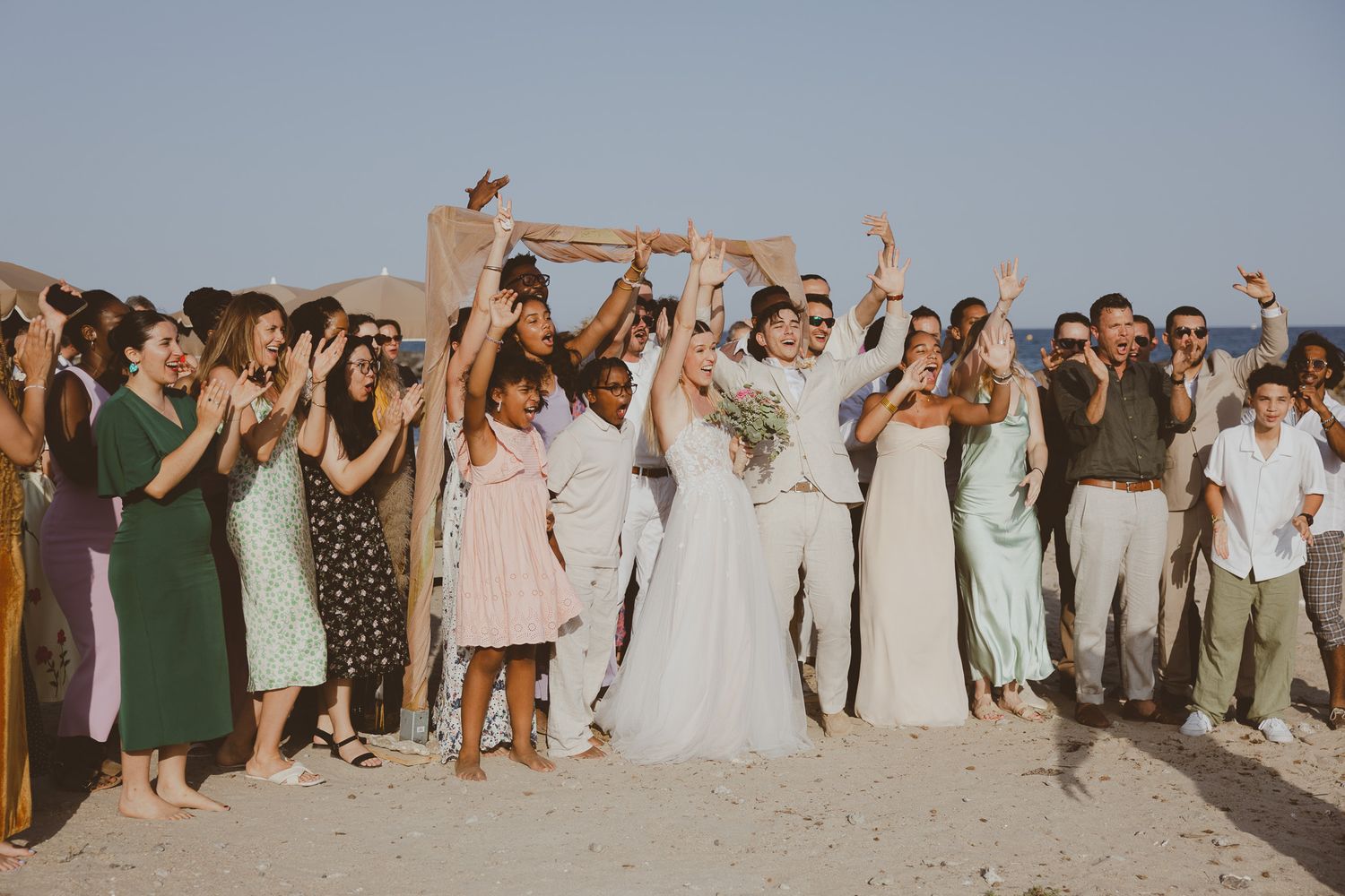 Des amis rigolent pendant la séance photo de groupe. Photo par Alice Enrico, photographe mariage à Montpellier.