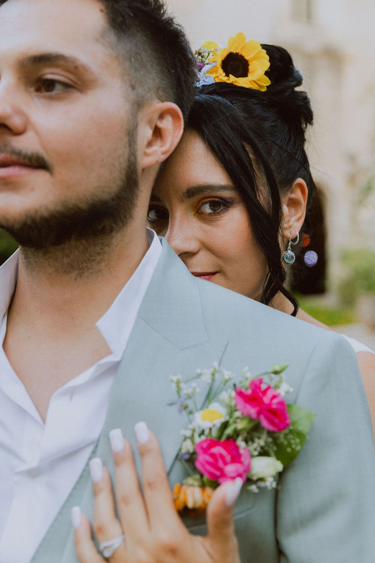 Un jeune couple de mariés avec des fleurs bohèmes. Photo par Alice Enrico, photographe Mariage à Montpellier.