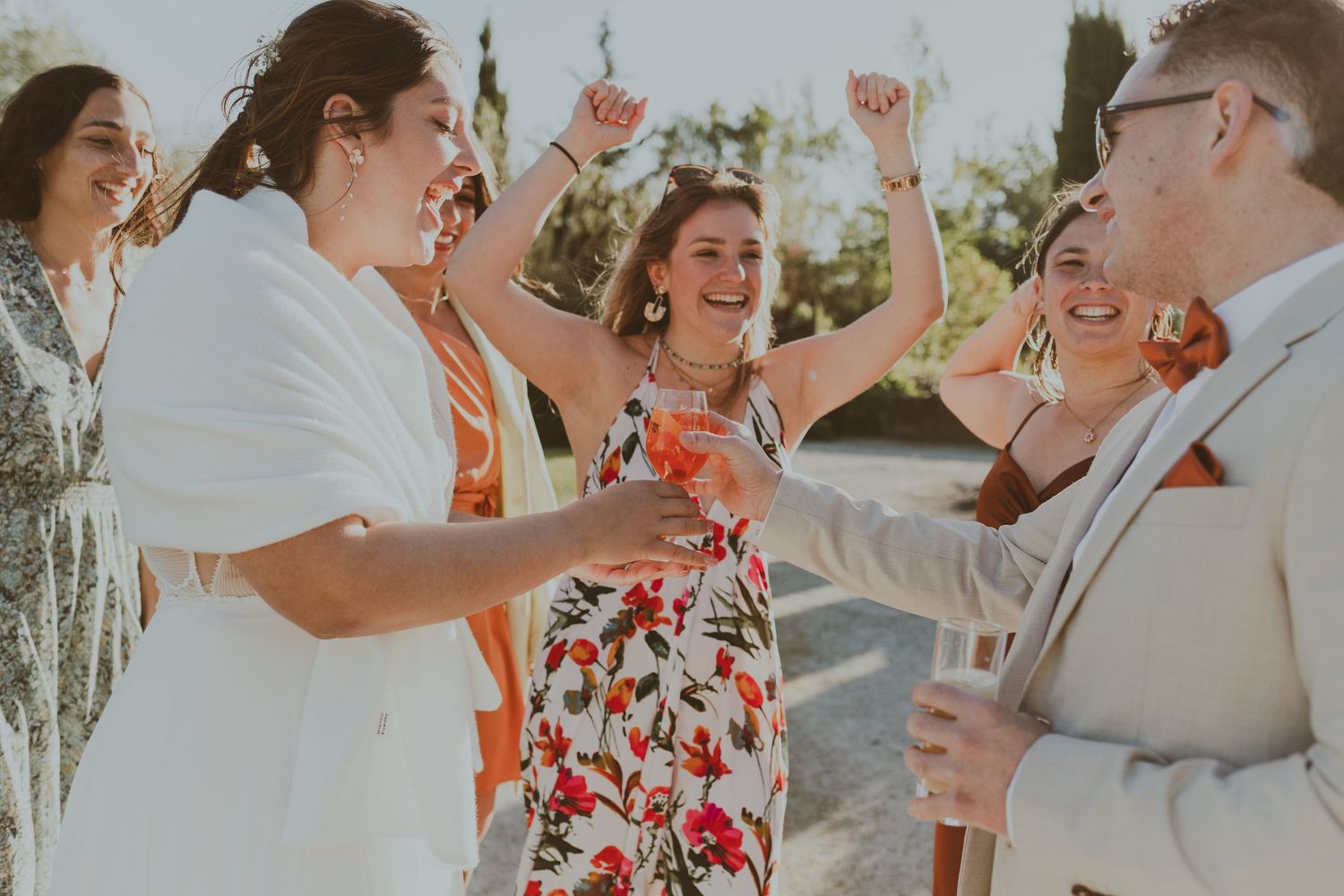 Une célébration joyeuse de mariage avec des invités habillés dans des couleurs de printemps.