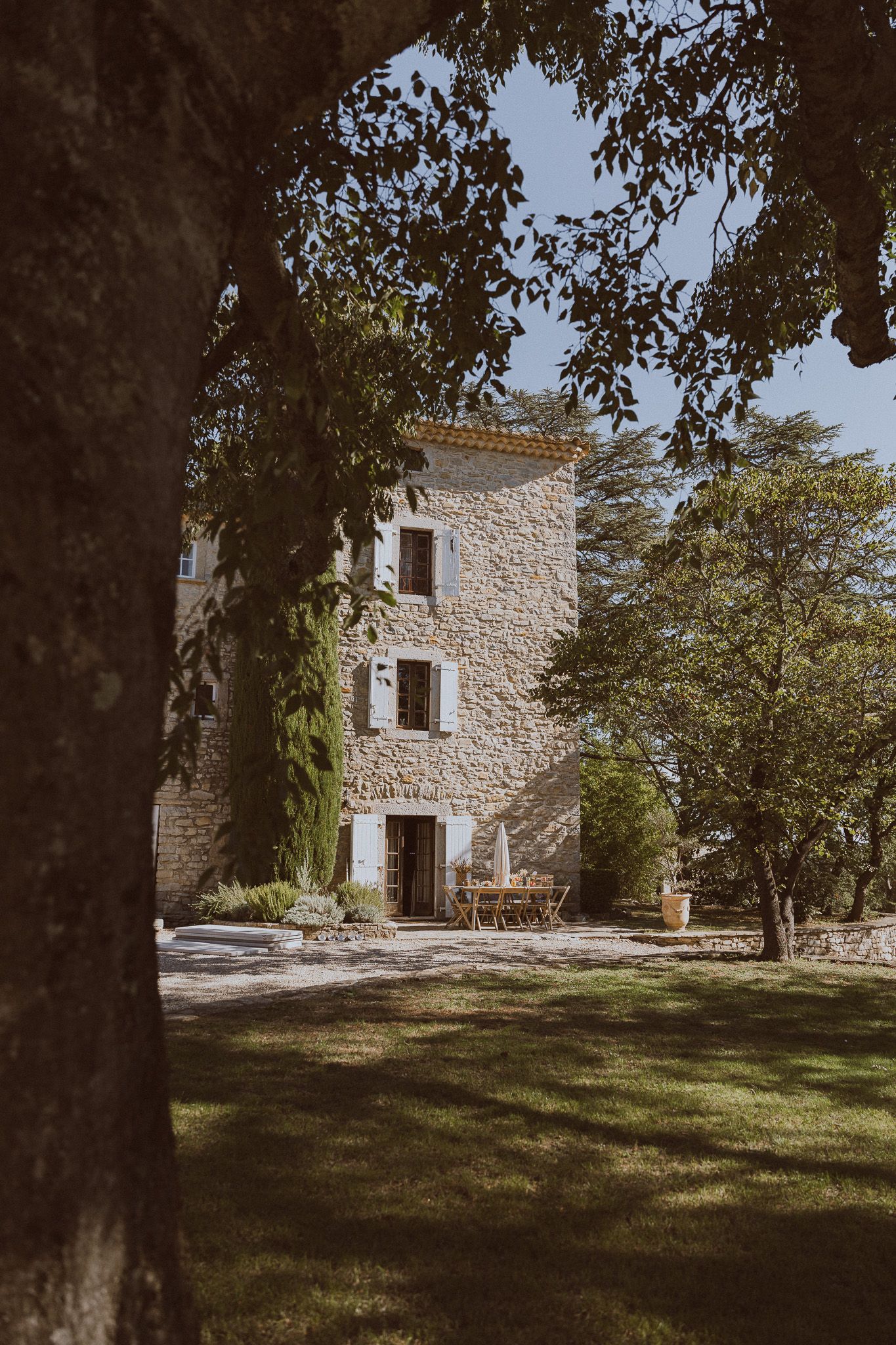 Un domaine dans la sud de la France. Photo par Alice Enrico, photographe mariage à Montpellier.