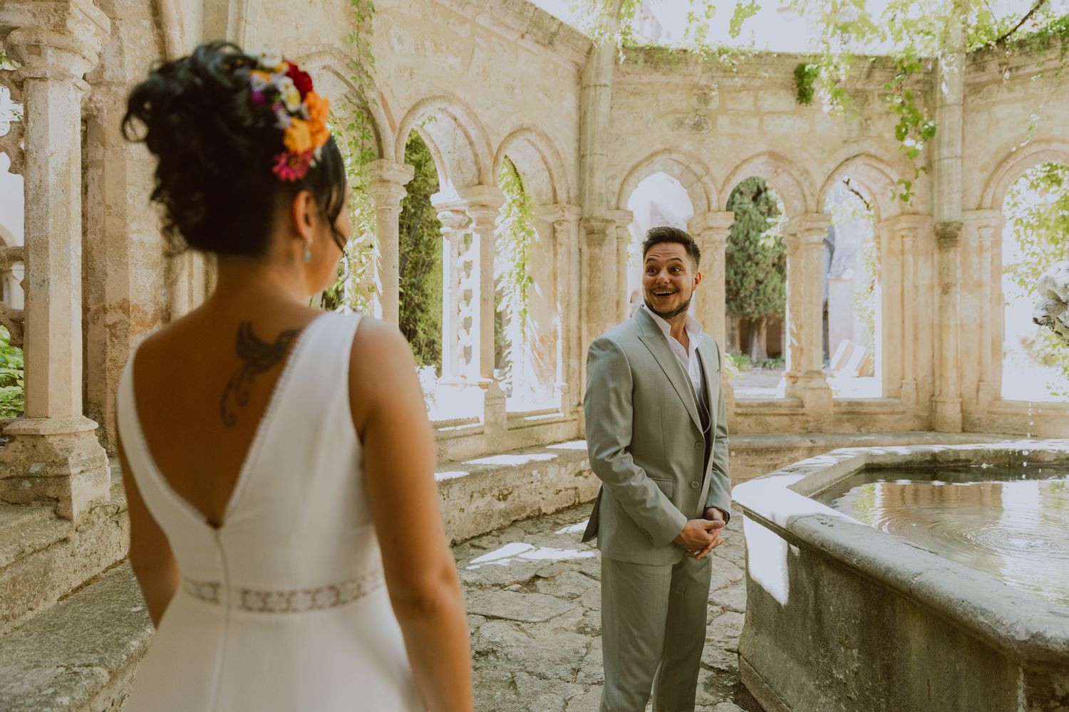 Un jeune couple de mariés se découvre pour la première fois pendant le first look. Photo par Alice Enrico, photographe Mariage à Montpellier