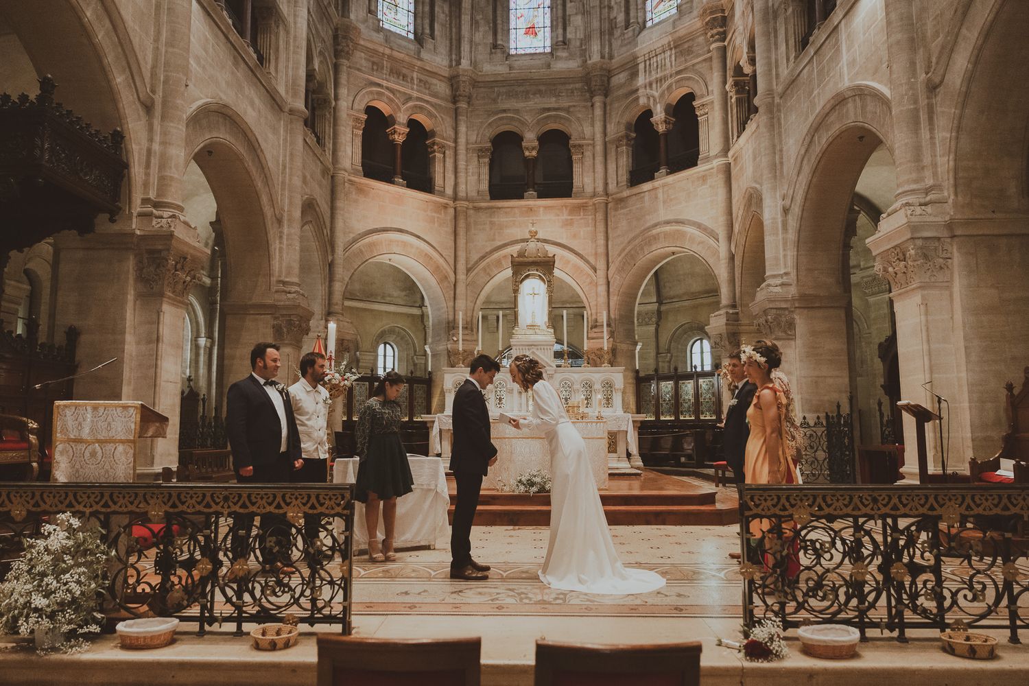 Un couple se marie dans une magnifique église. Photo par Alice Enrico, photographe Mariage à Montpellier.