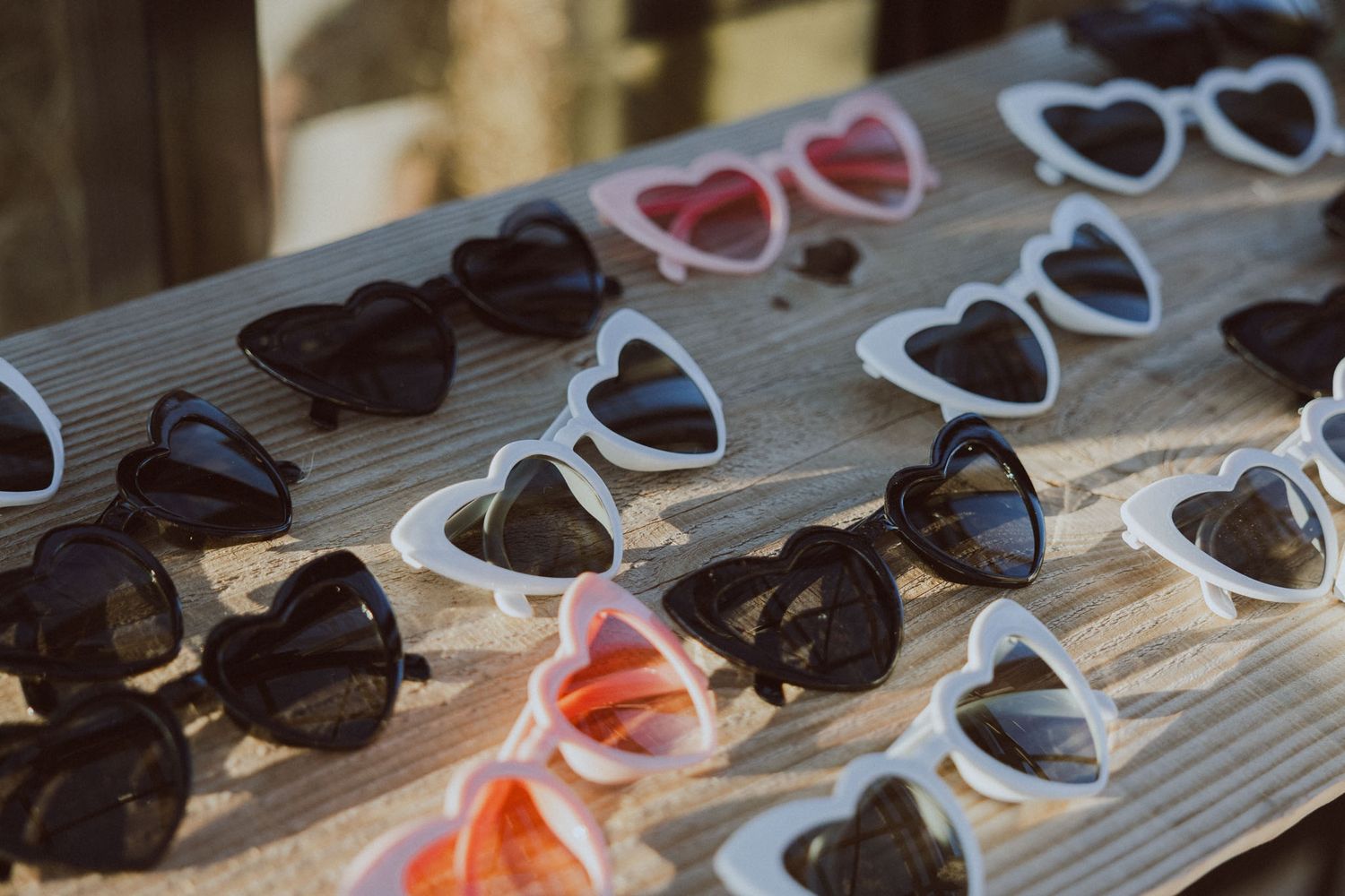 Des lunettes de soleil en format de coeur. Photo par Alice Enrico, photographe Mariage à Montpellier.