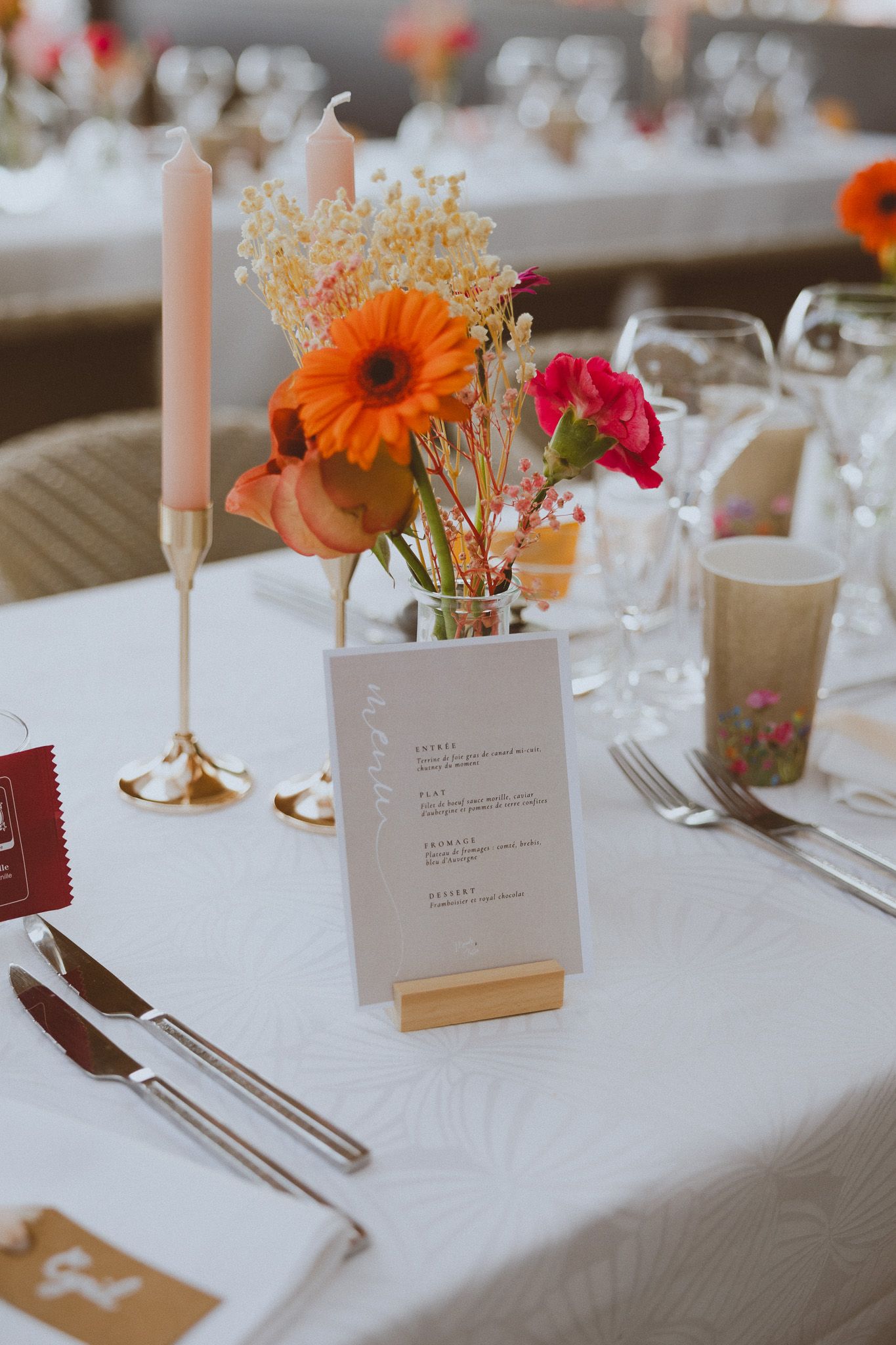 Menu et décoration florale de table. Photo par Alice Enrico, photographe mariage à Montpellier.