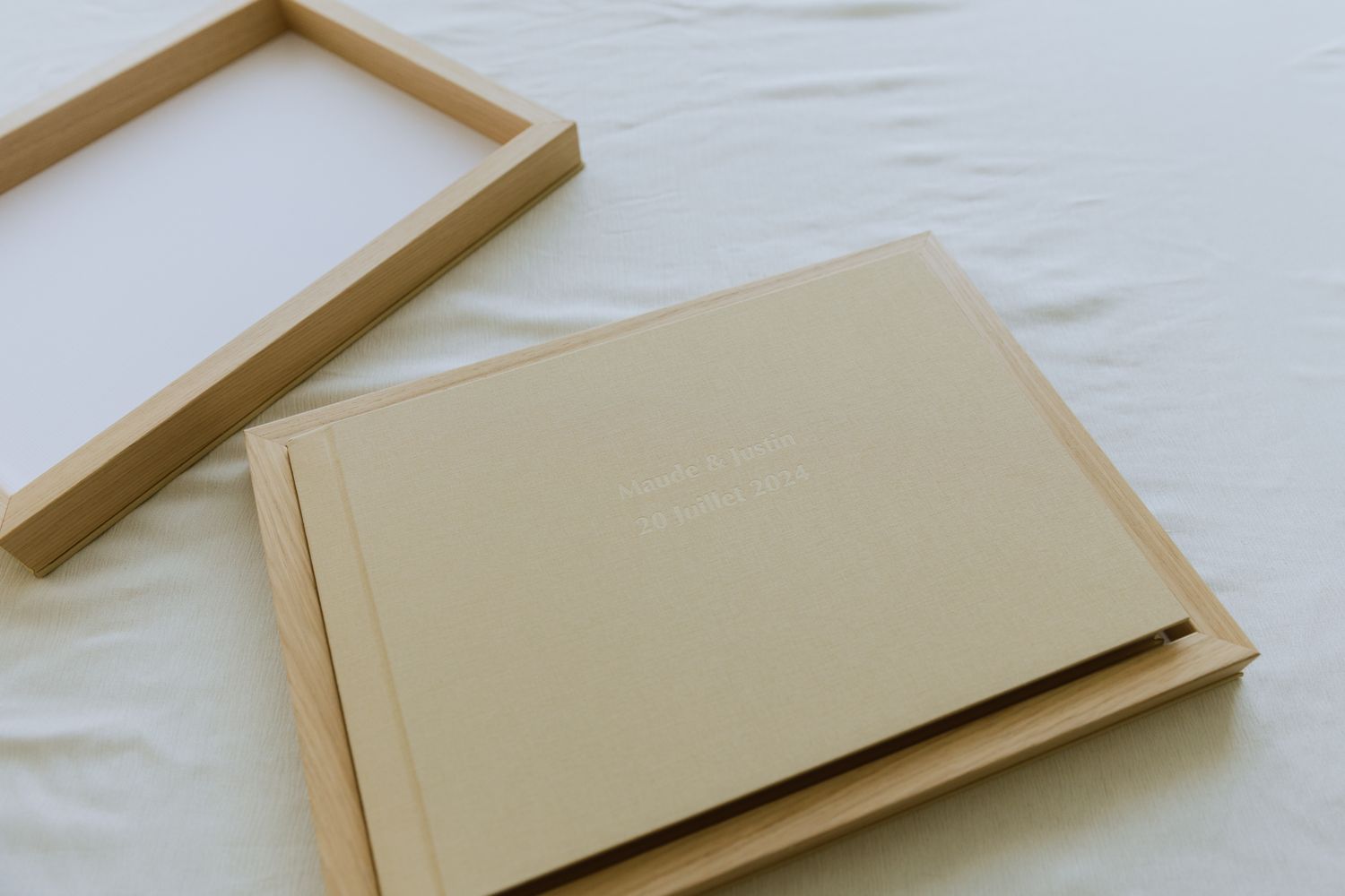 Album photo de mariage professionnel personnalisé, dans sa boîte en bois naturel.