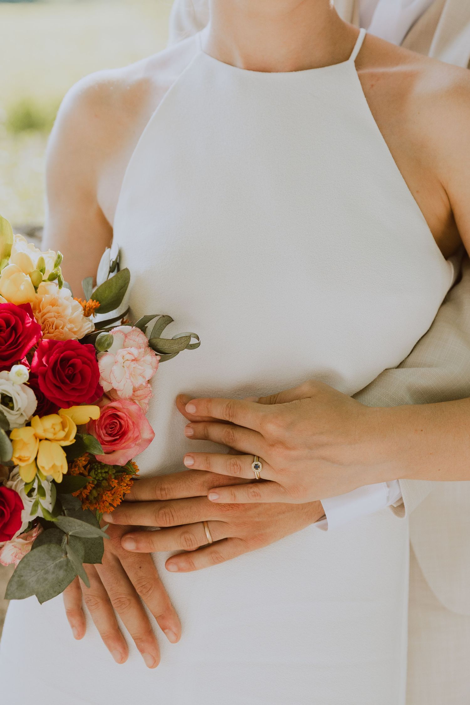 Mariés avec bouquet et alliances, main dans la main. Photo prise dans le Domaine à Clermont-l'Hérault, par une photographe pro de mariage