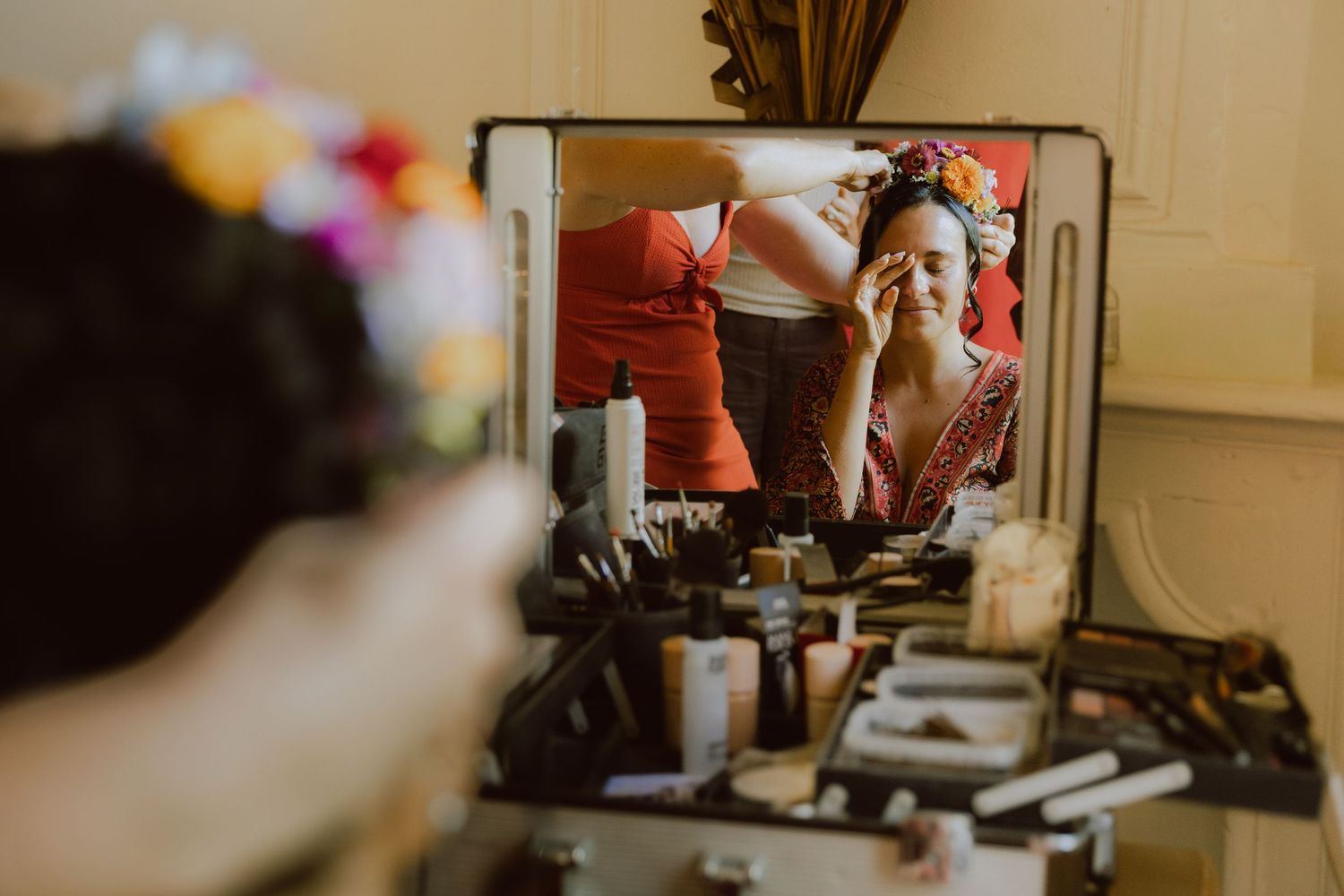 Une mariée pleure en se voyant au miroir pendant les préparatifs du mariage. Photo par Alice Enrico, photographe Mariage à Montp