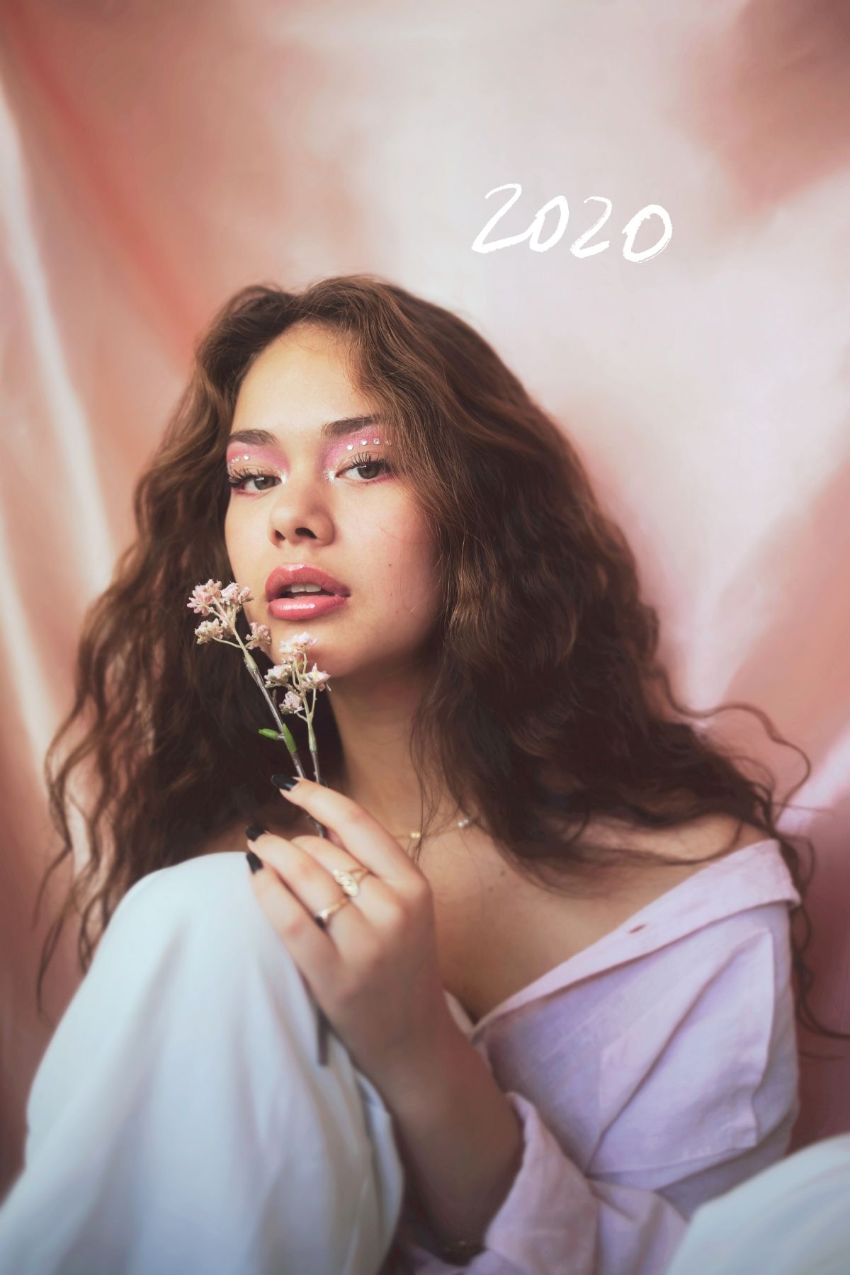 Portrait de Hinaupoko Devèze en studio, avec un fond rose et une fleur. Photo prise par Alice Enrico Photographe à Montpellier