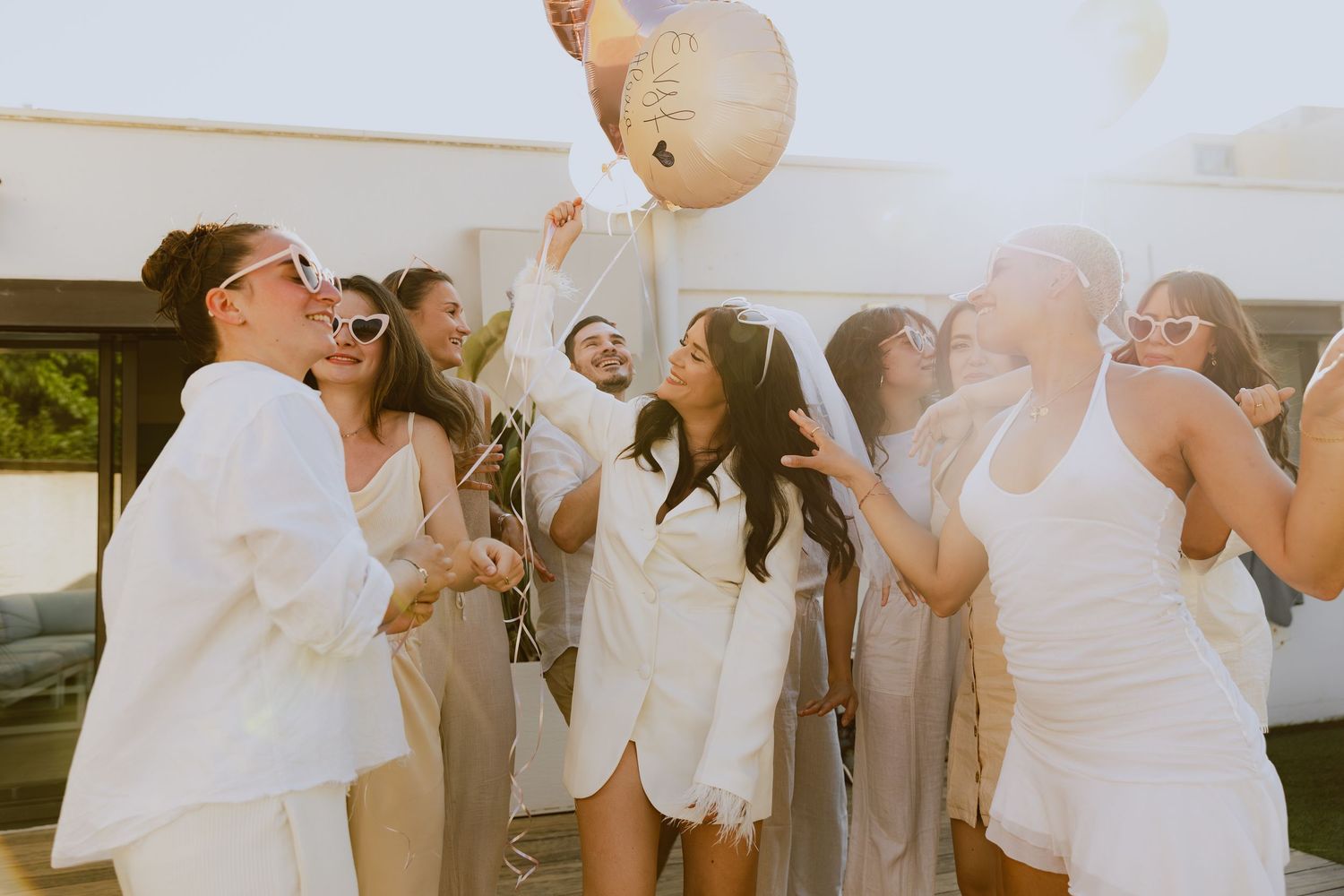 Un groupe de copines dansent et rigolent pendant une séance photo EVJF.