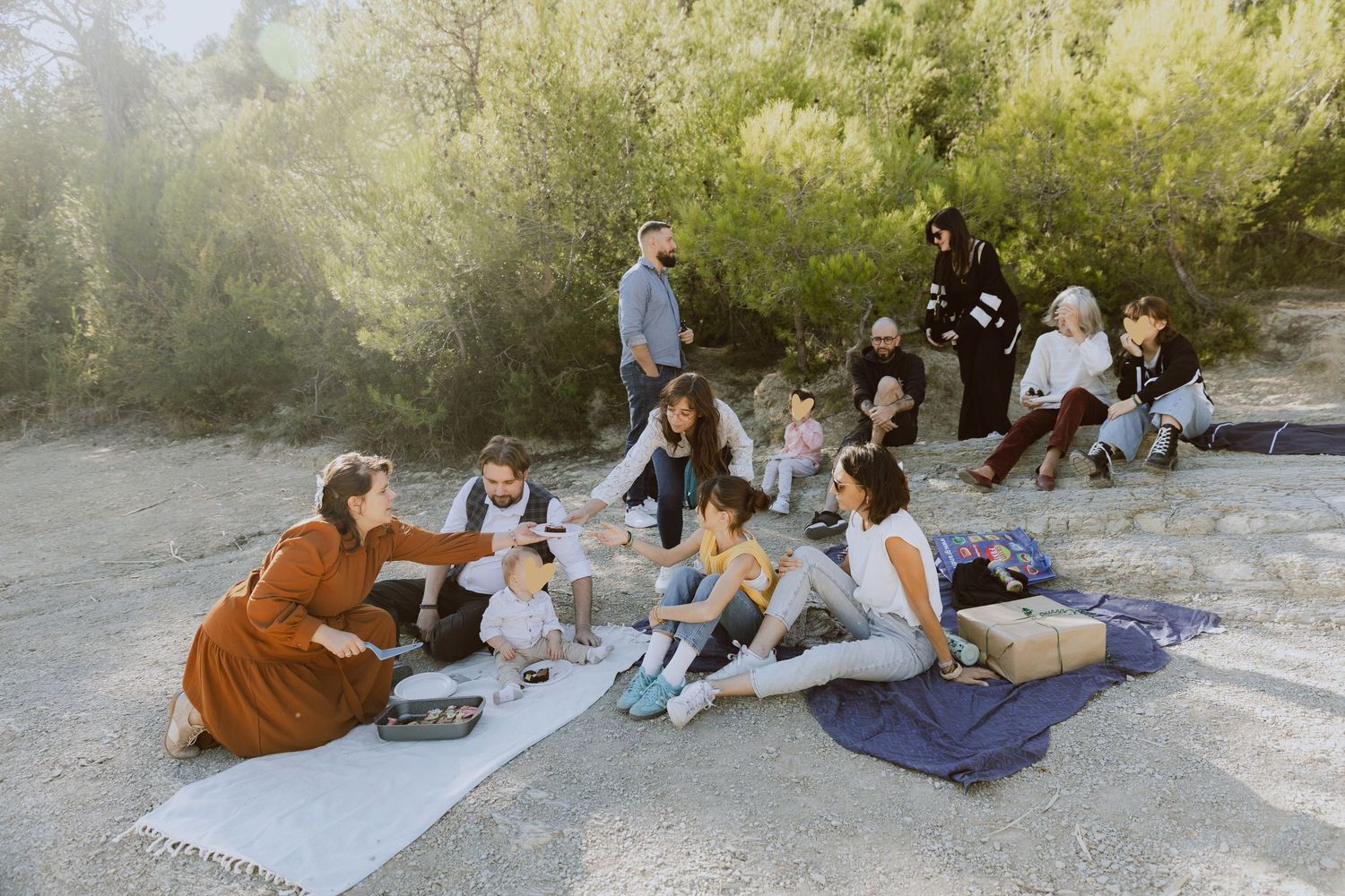 Piquenique en famille au bord du lac, pour un anniversaire de bébé, prise par une photographe professionnelle à Montpellier