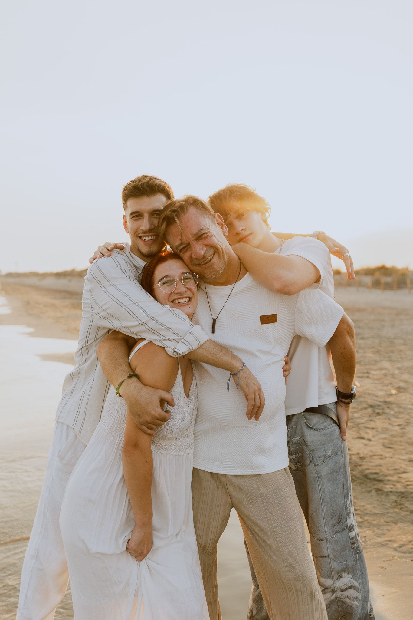 Portrait de famille naturel à la plage de Carnon pendant le coucher de soleil, la golden hour