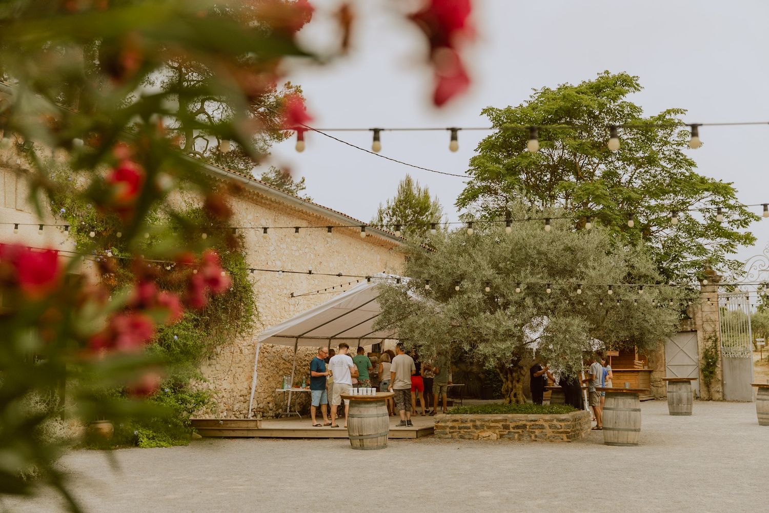 Préparatifs d'un mariage dans un domaine au sud de la France. Photo par Alice Enrico, photographe Mariage à Montpellier.