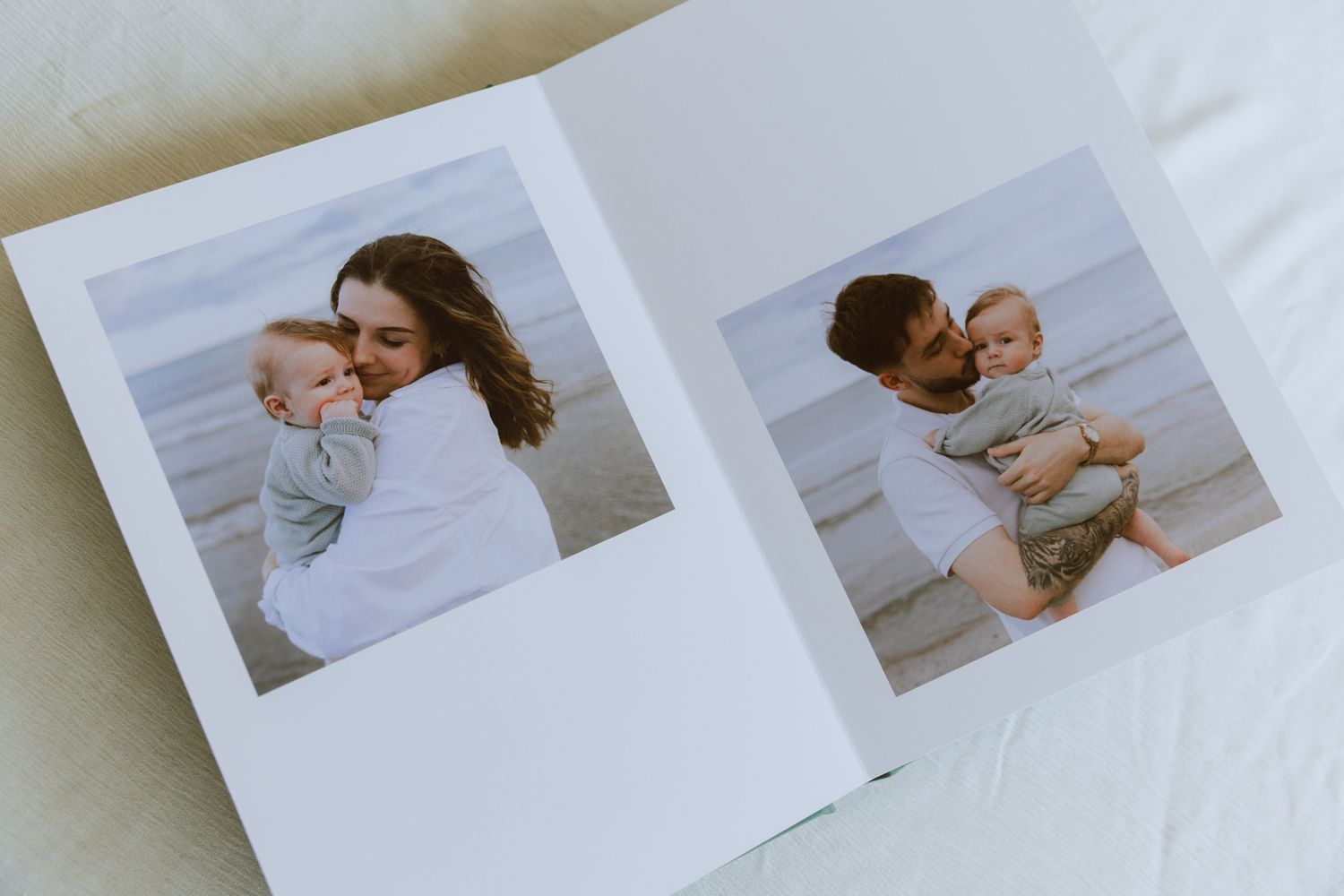 Pages d'un album photo, professionnel et sur mesure, d'une séance photo de famille à la page.