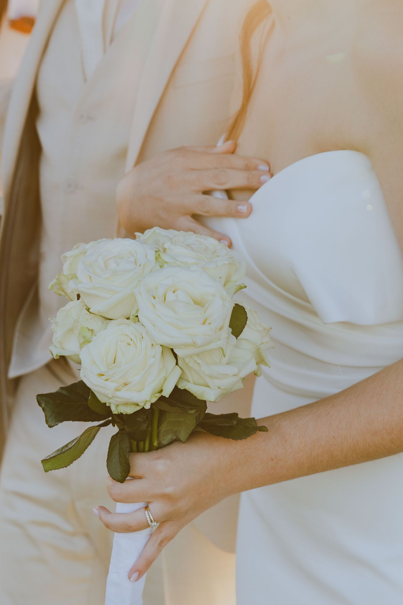 La bouquet de la marié pendant la golden hour. Photo par Alice Enrico, photographe Mariage à Montpellier.