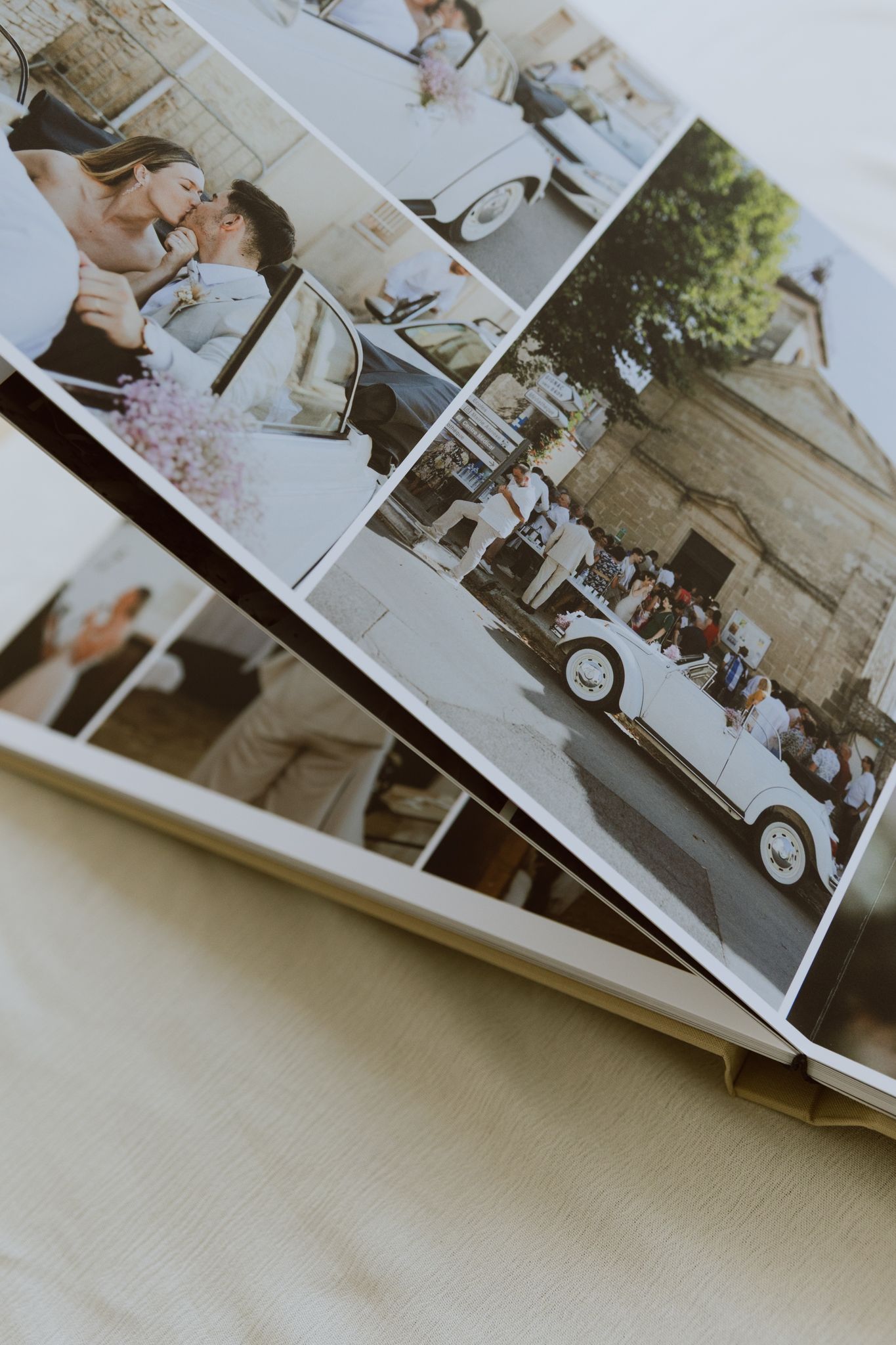 Pages d'un album photo de mariage professionnel sur mesure.