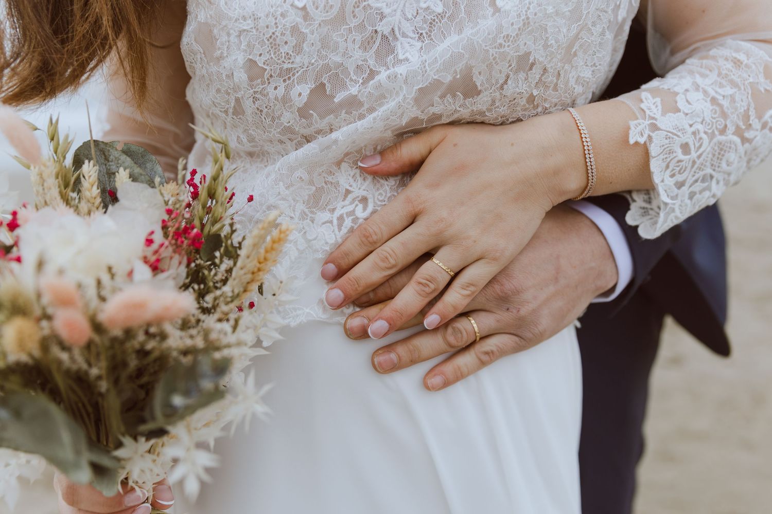 Photo d'alliances d'un couple de mariés avec leur bouquet. Photo par Alice Enrico, photographe Mariage à Montpellier.