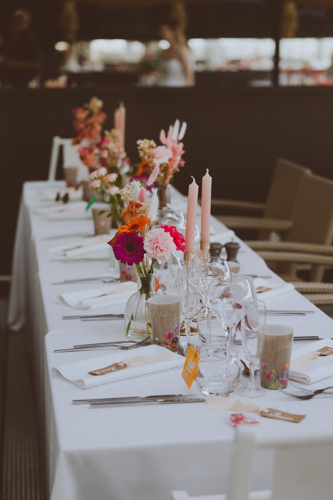 Menu et décoration florale de table. Photo par Alice Enrico, photographe mariage à Montpellier.