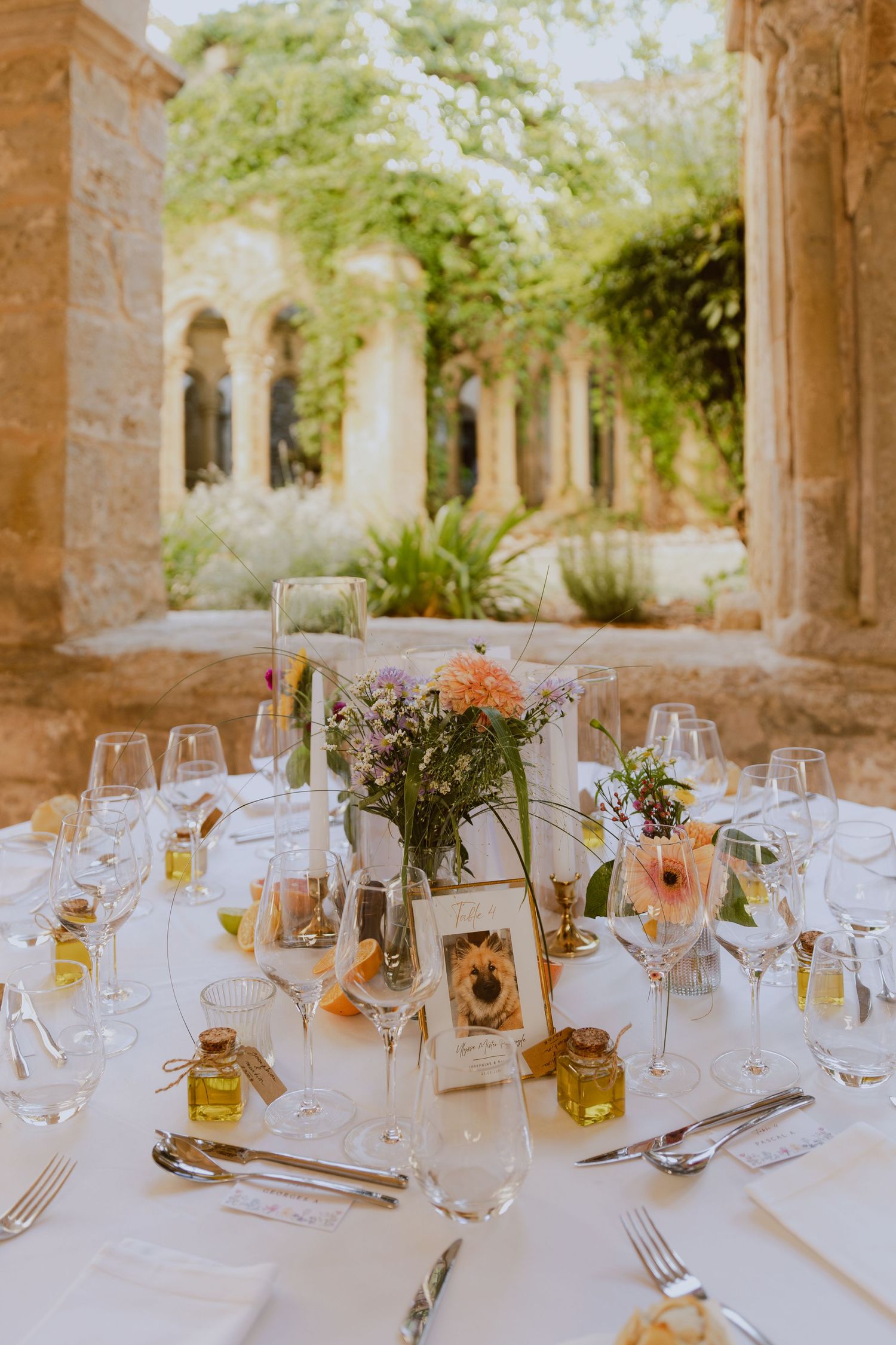 Table dressé pour un mariage naturel et bohème dans une Abbaye. Photo par Alice Enrico, photographe Mariage à Montpellier.