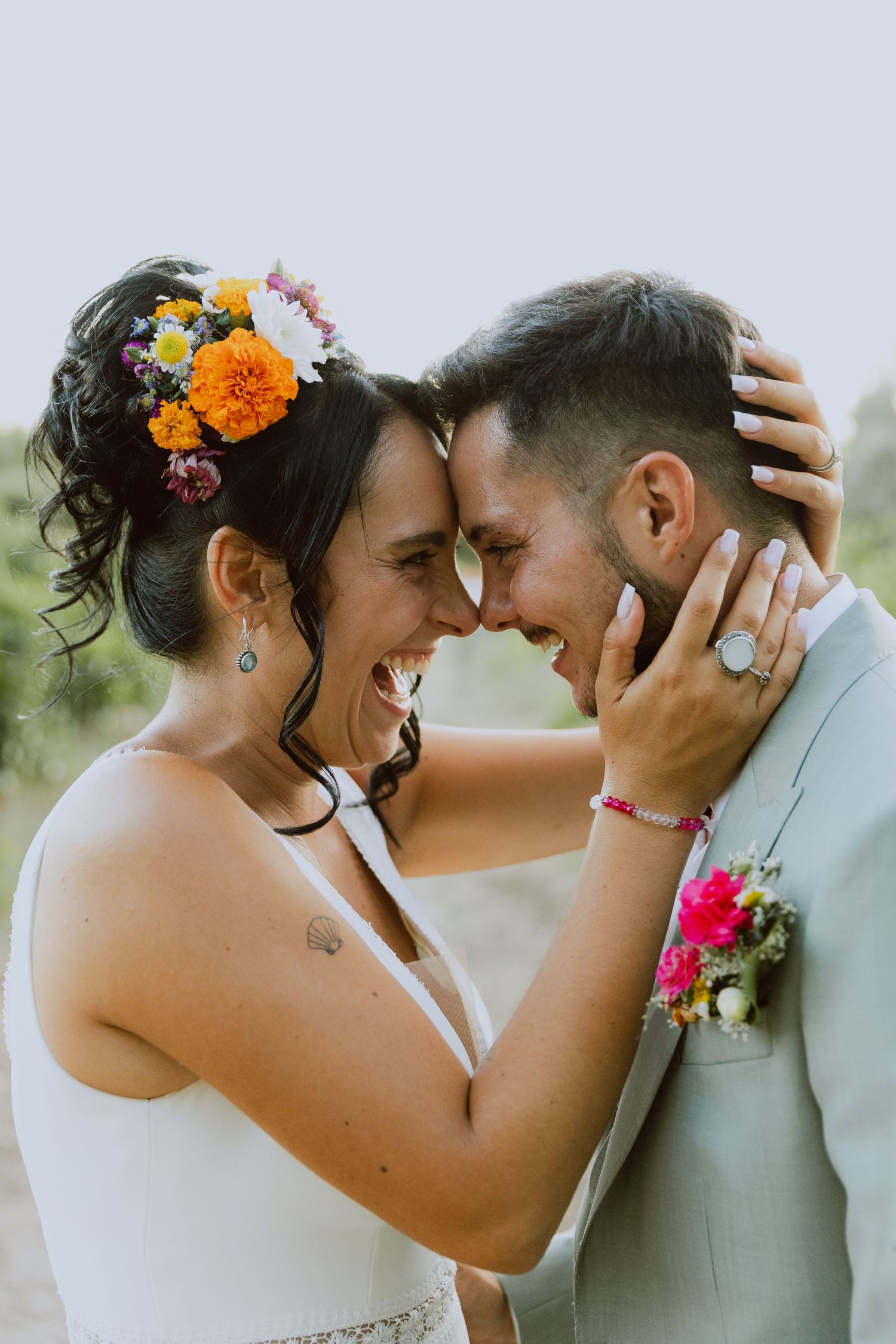 Des mariés se regardent dans les yeux pendant la séance photo de couple. Photo par Alice Enrico, photographe mariage à Montpellier.