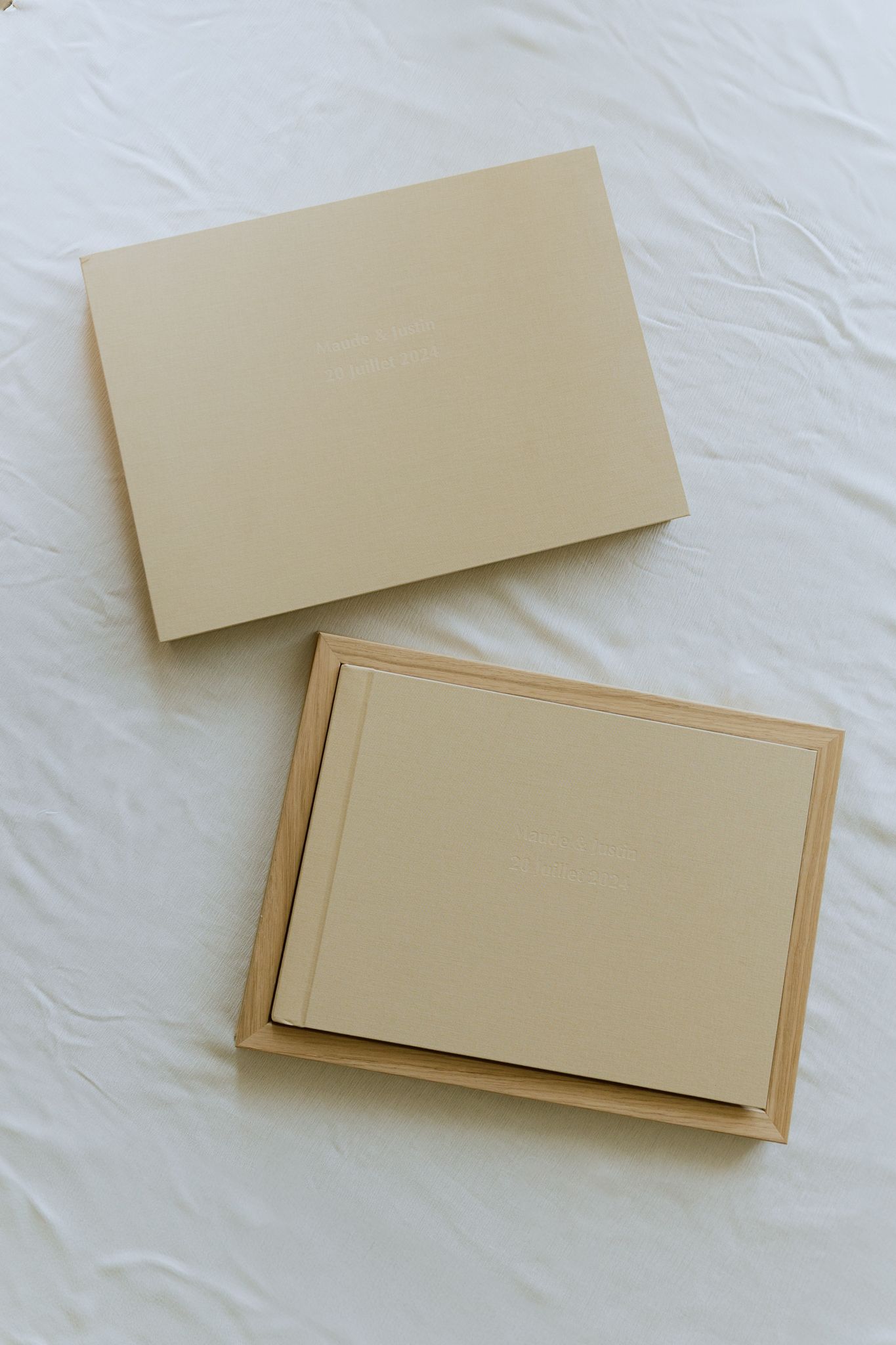 Album photo de mariage professionnel personnalisé, dans sa boîte en bois naturel.