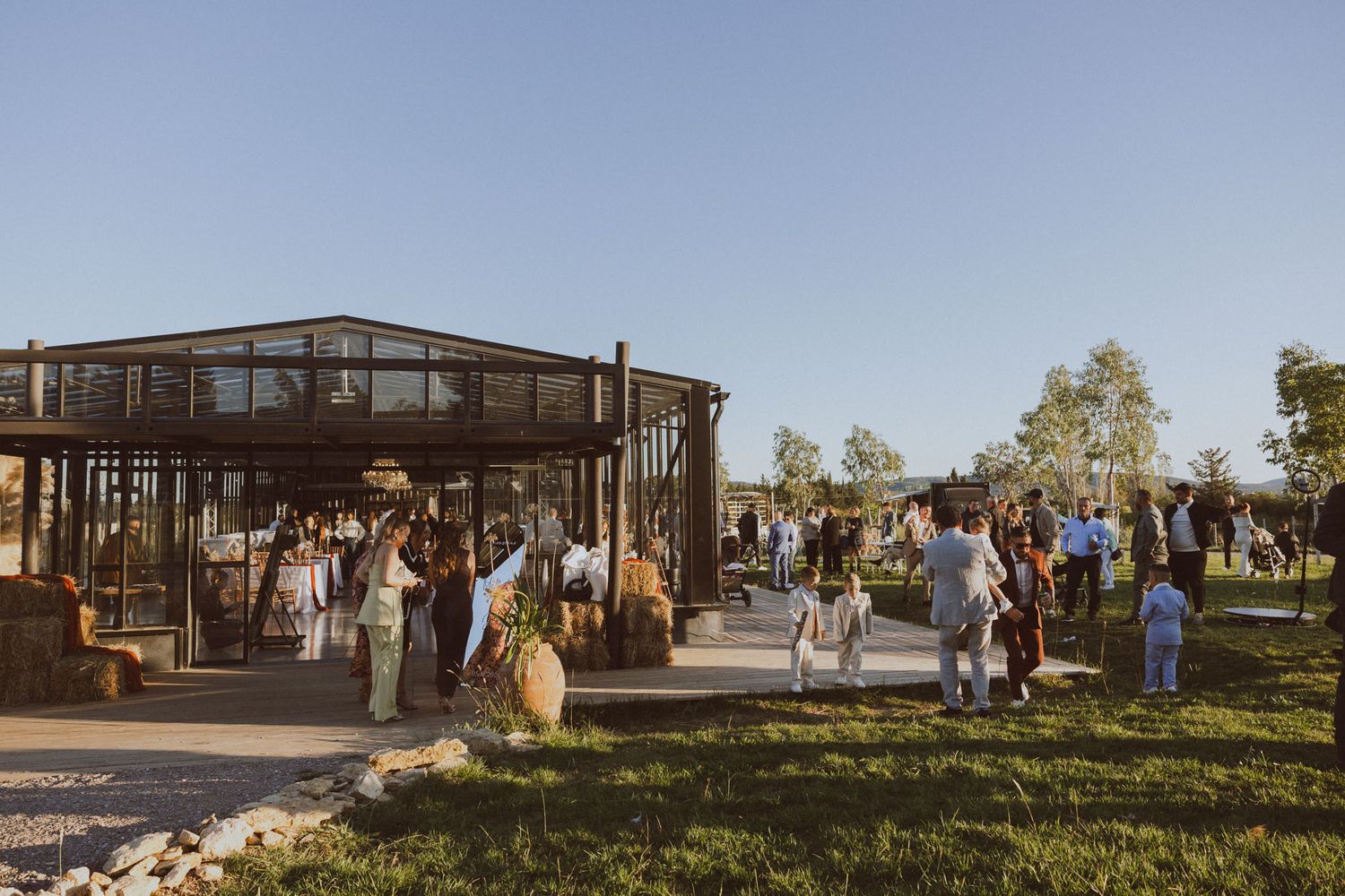 Domaine ensoleillé de mariage au sud de la France. Photo par Alice Enrico, photographe Mariage à Montpellier.