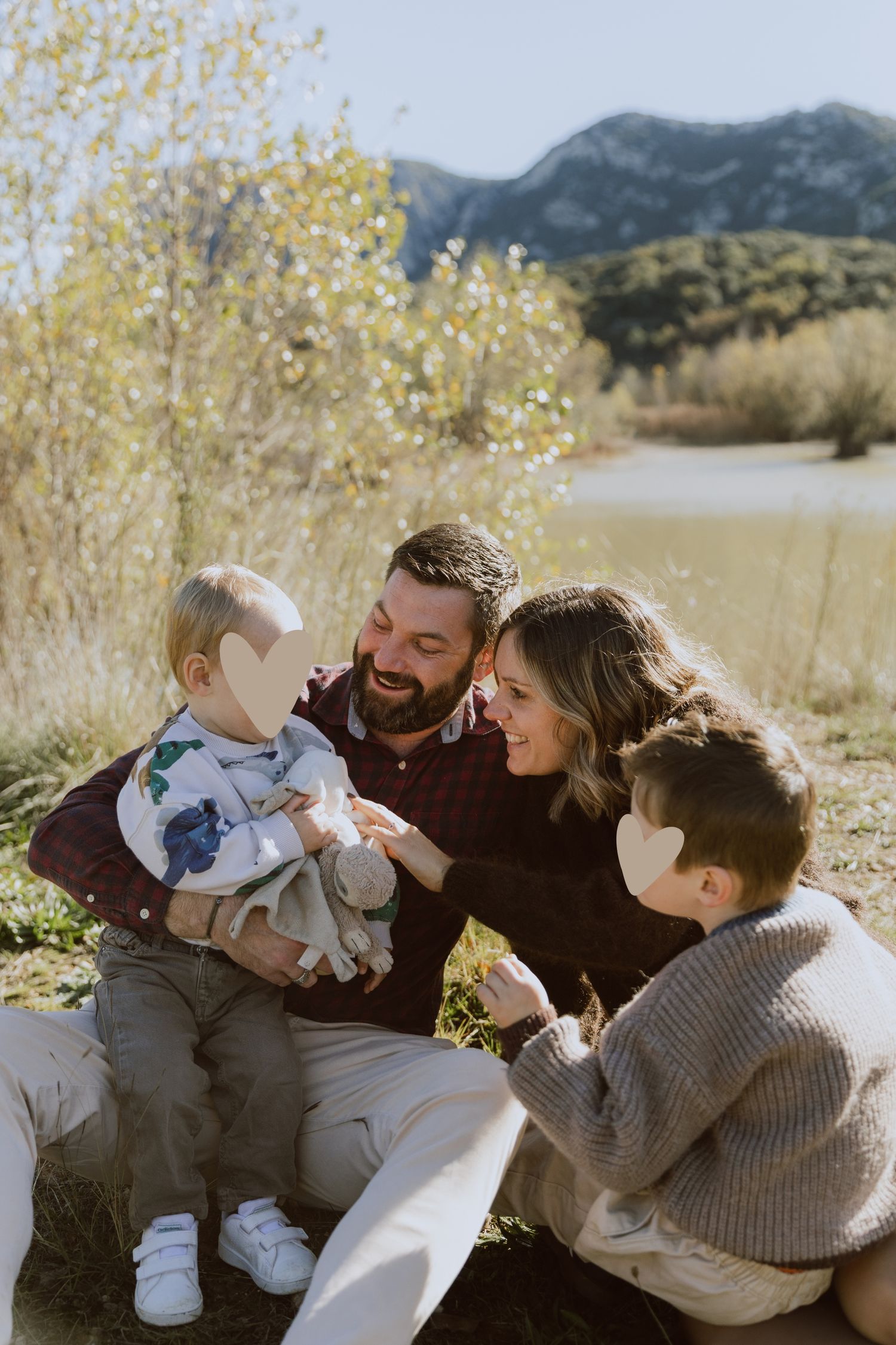 Portrait de famille au Pic Saint Loup, pendant une séance photo par une photographe professionnelle à Montpellier.
