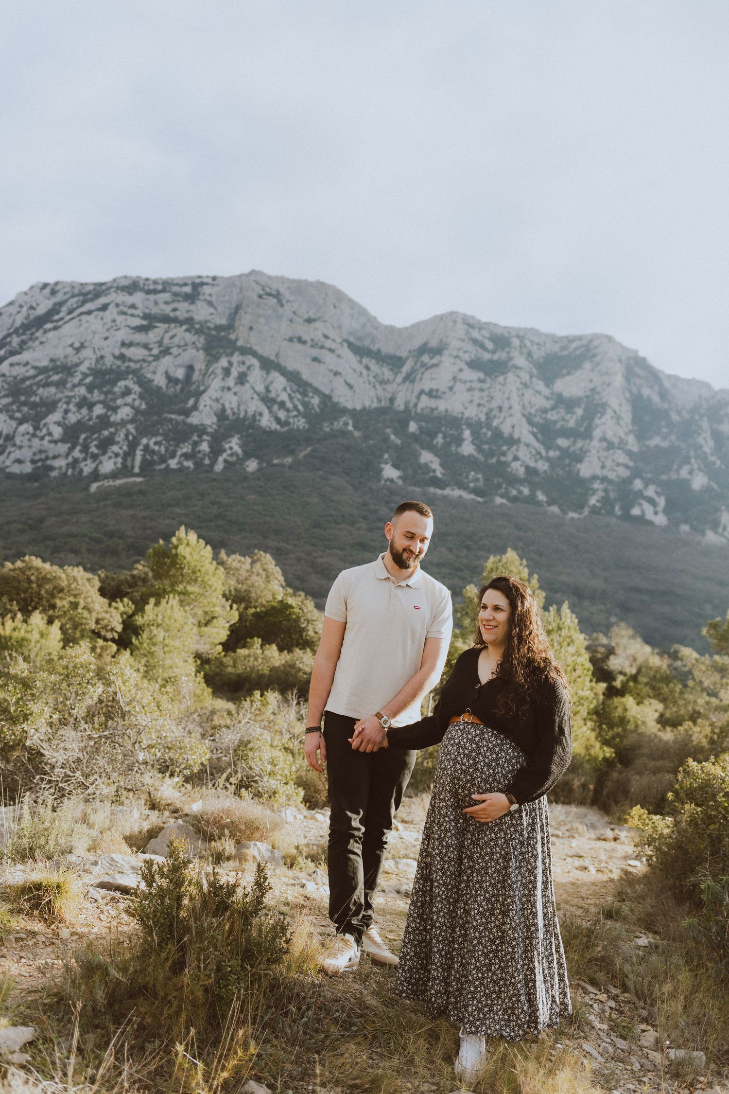 Shooting photo de grossesse devant le Pic Saint Loup, dans l'Hérault
