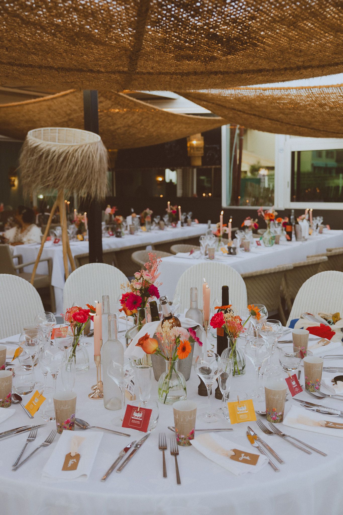 Menu et décoration florale de table. Photo par Alice Enrico, photographe mariage à Montpellier.