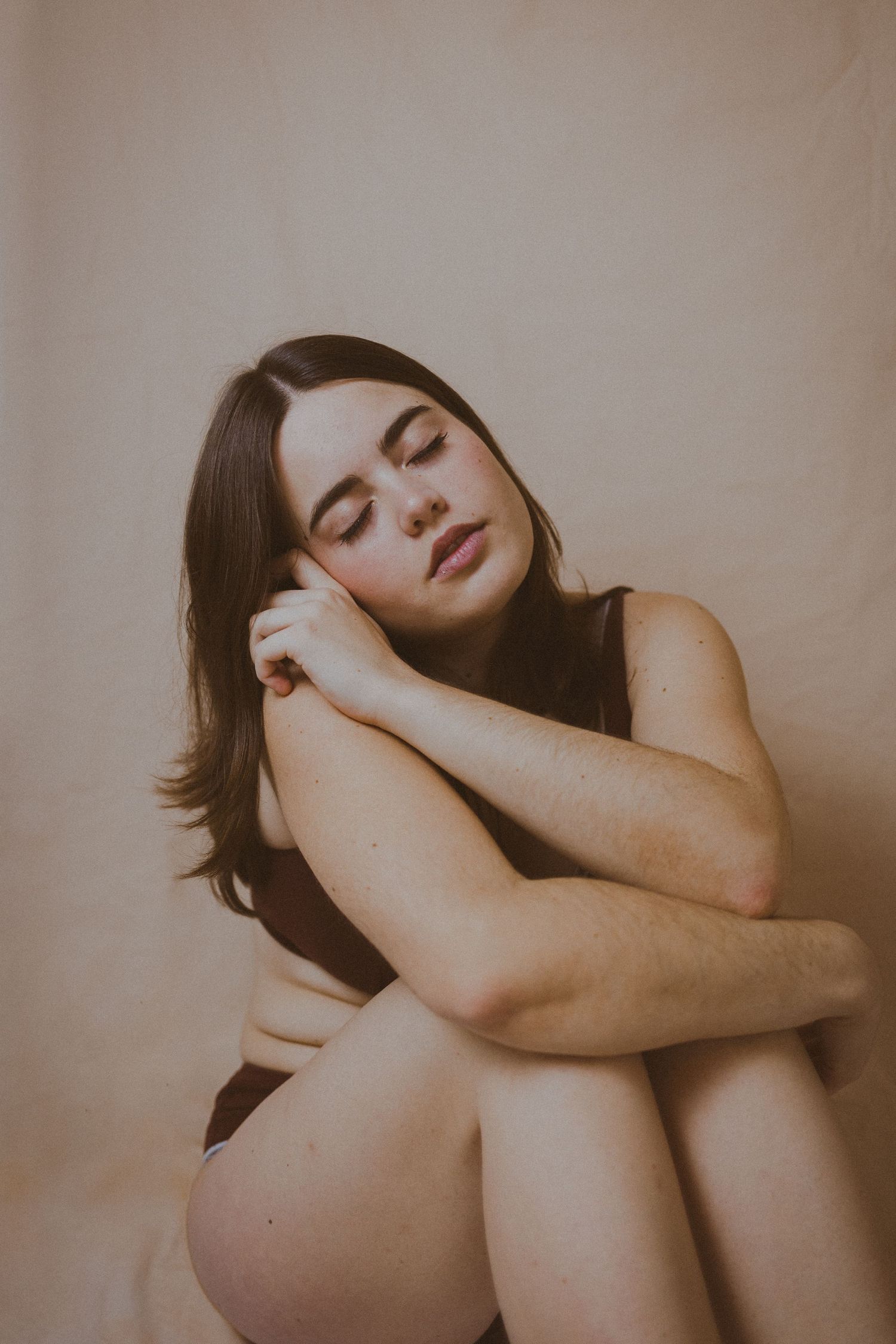 Une jeune fille pose lors d'une séance photo pour la confiance en soi, self-love, à Montpellier.