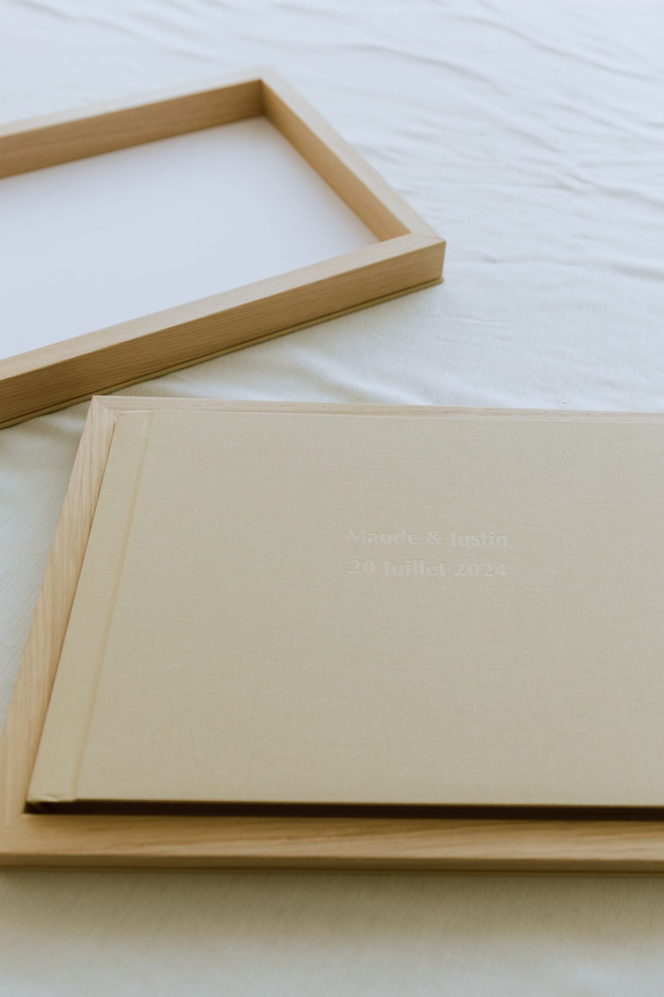 Album photo de mariage professionnel personnalisé, dans sa boîte en bois naturel.