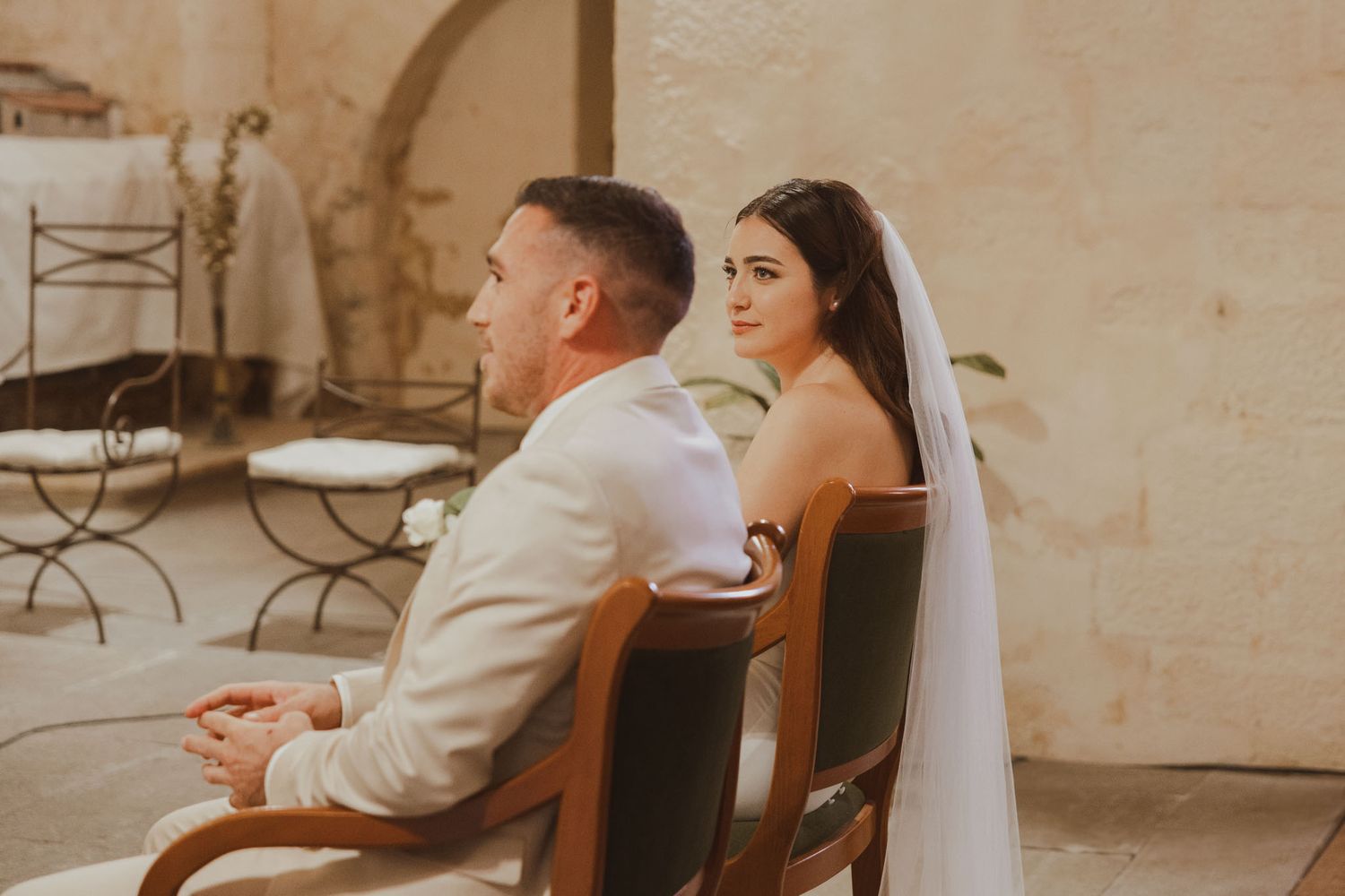 Un couple se marie à l'église. Photo par Alice Enrico, photographe Mariage à Montpellier.