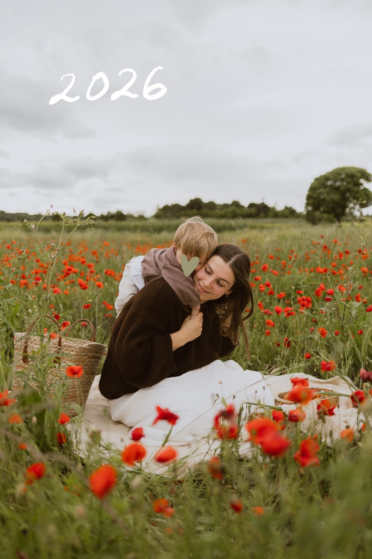 Photo d'une maman avec son fils dans un champ de coquelicots