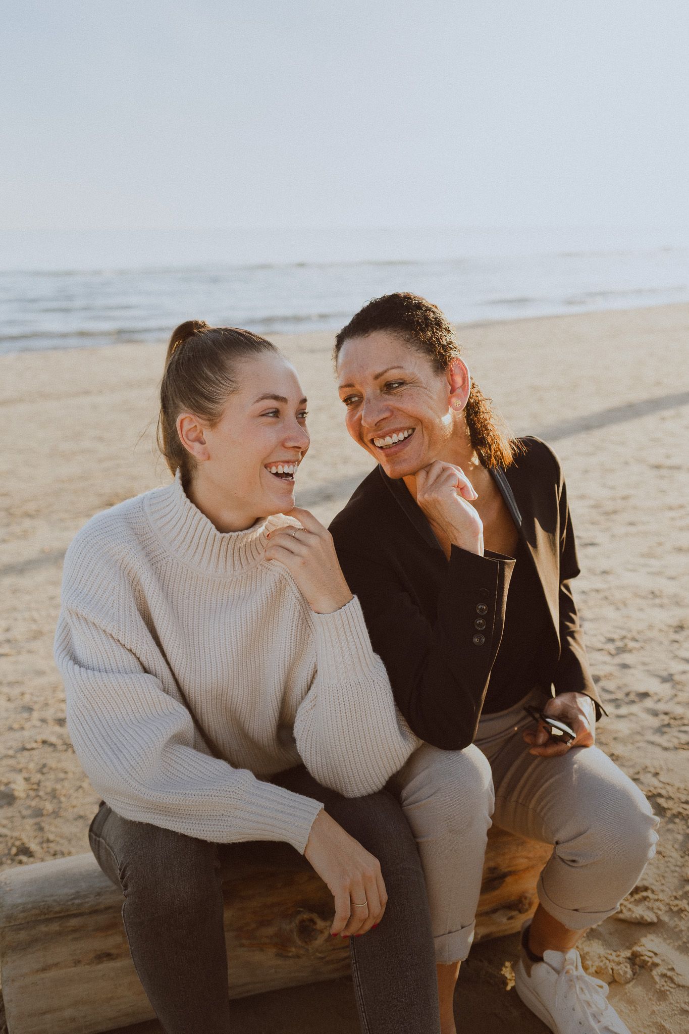 Portrait de mère et fille à la plage l'été à Montpellier pendant une séance photo