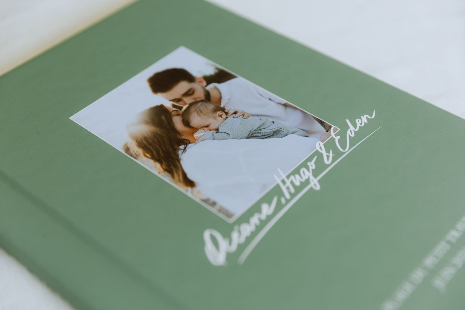Couverture créé sur mesure pour un livre photo de famille professionnel personnalisé.