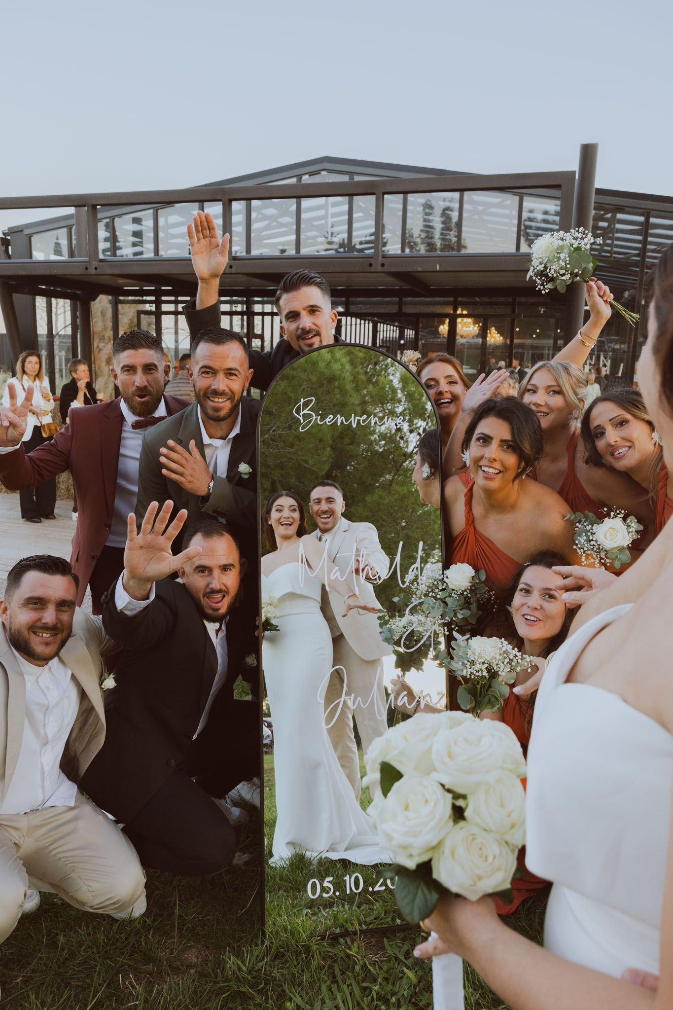 Des amies célèbrent ensemble un mariage devant un miroir. Photo par Alice Enrico, photographe Mariage à Montpellier.